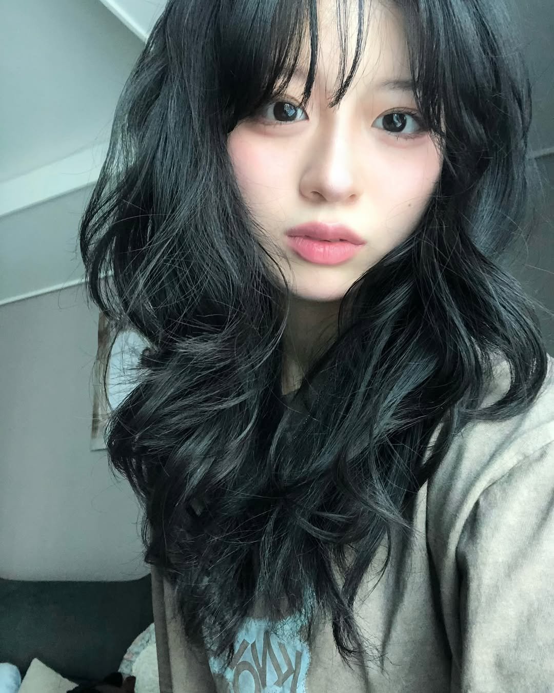 Photo by 여름 on April 22, 2025. May be a selfie of 1 person, bangs and text.