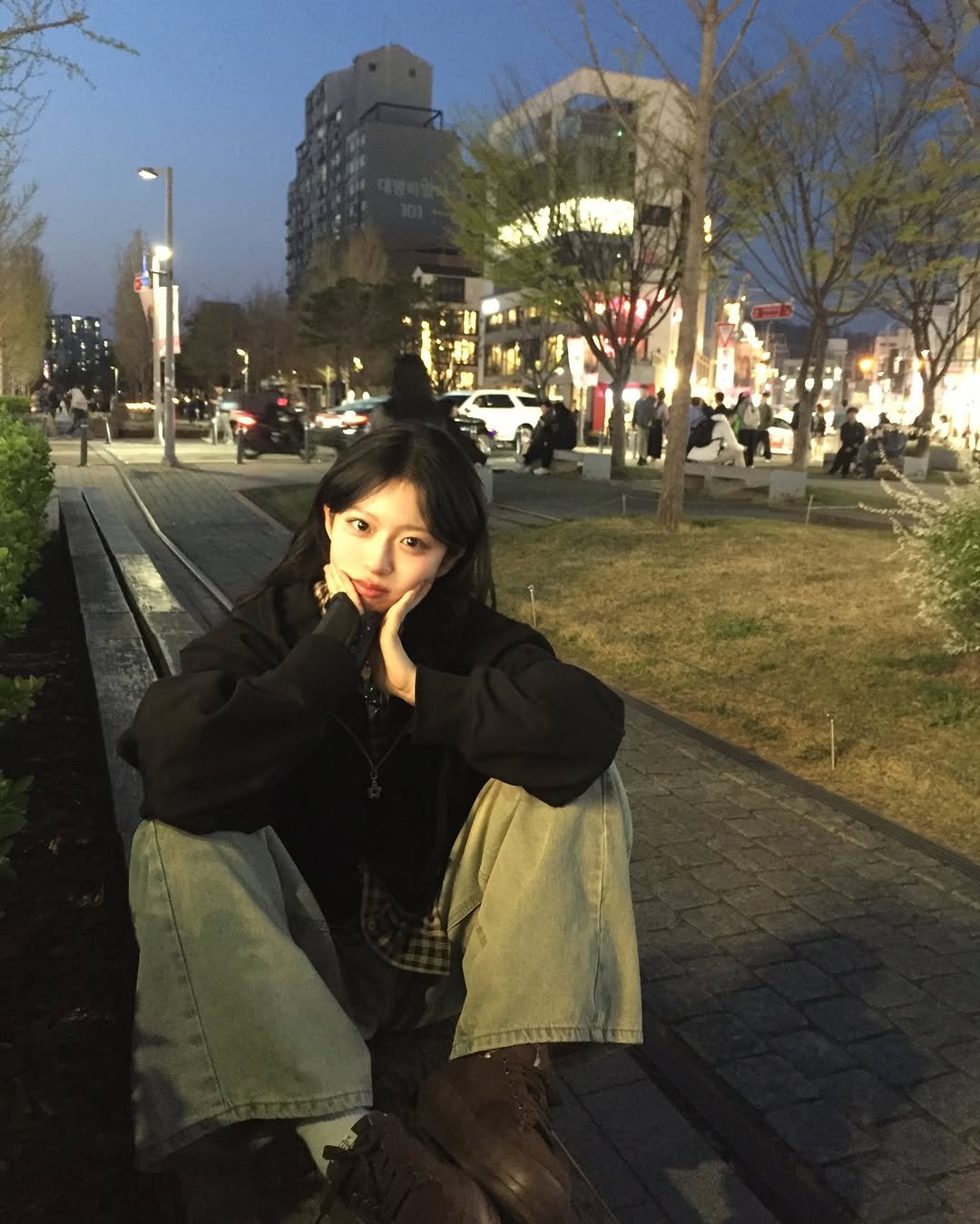 Photo by 여름 on April 24, 2025. May be an image of 5 people, duffle coat, parka, street and text.