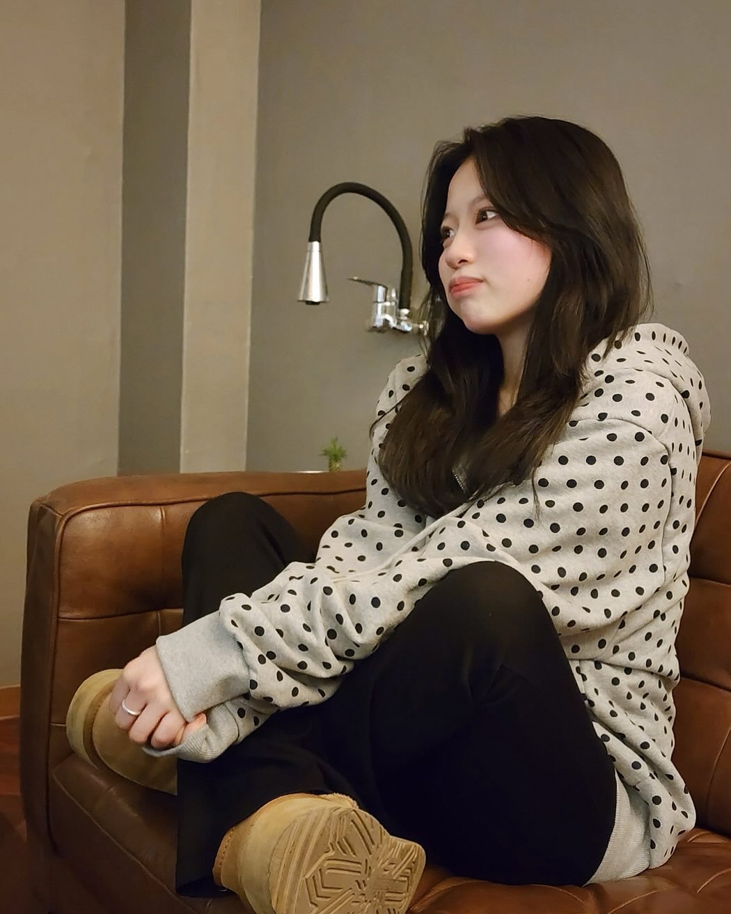 Photo shared by 여름 on March 07, 2025 tagging @apr.8service. May be an image of one or more people, hair, sleepwear, sweatpants and text.