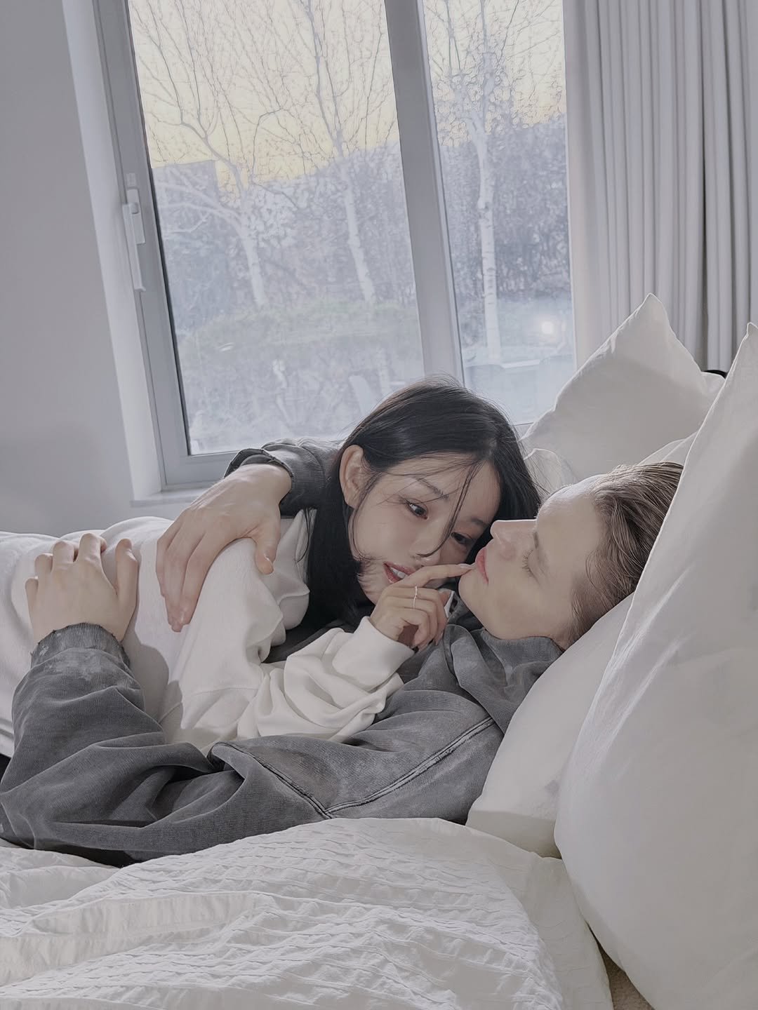 Photo by Jihye Seo on December 22, 2025. May be an image of one or more people, makeup, people kissing, bedroom and text.