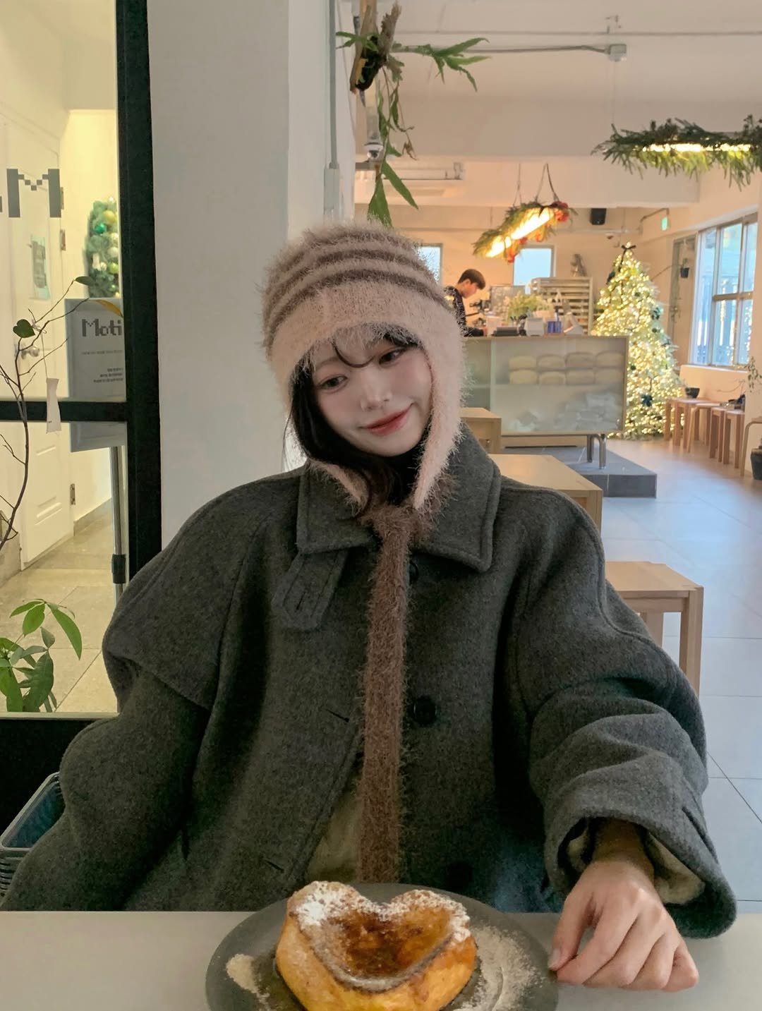 Photo shared by 지 원 on December 07, 2025 tagging @atelierpark. May be an image of duffle coat, tart, overcoat, heart, pie, pancake, parka, beret and cornflower.