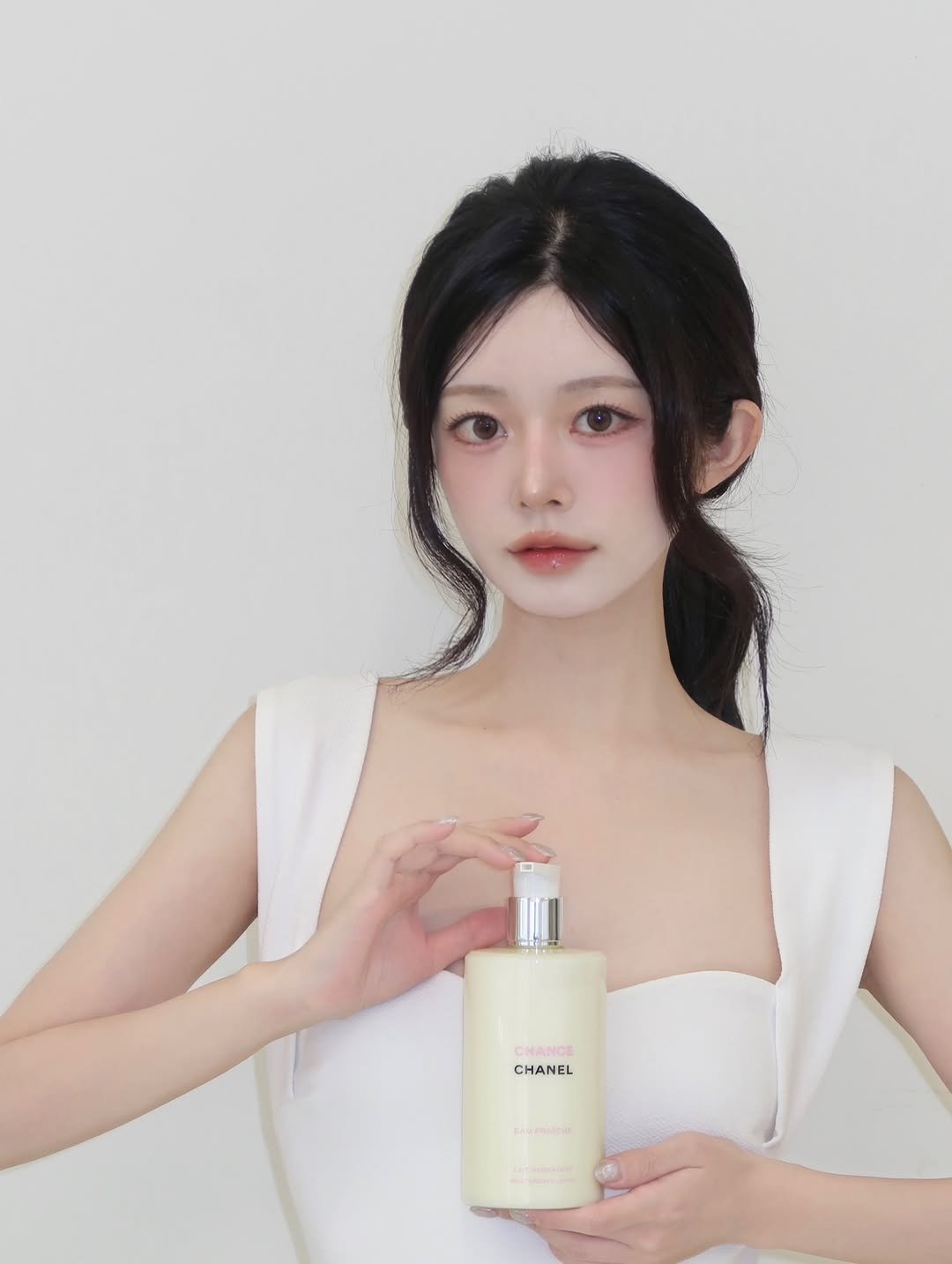 Photo shared by 지 원 on December 29, 2025 tagging @chanel.beauty.korea. May be an image of one or more people, hair, makeup, hair product, fragrance, hand cream, lotion, white lily and text.