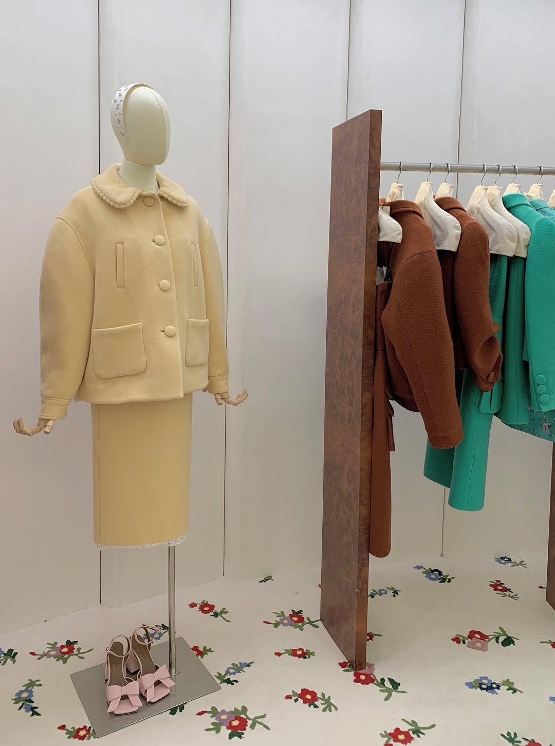 Photo by 지 원 on December 26, 2025. May be an image of duffle coat, overcoat, rack, mannequin, wool and text.