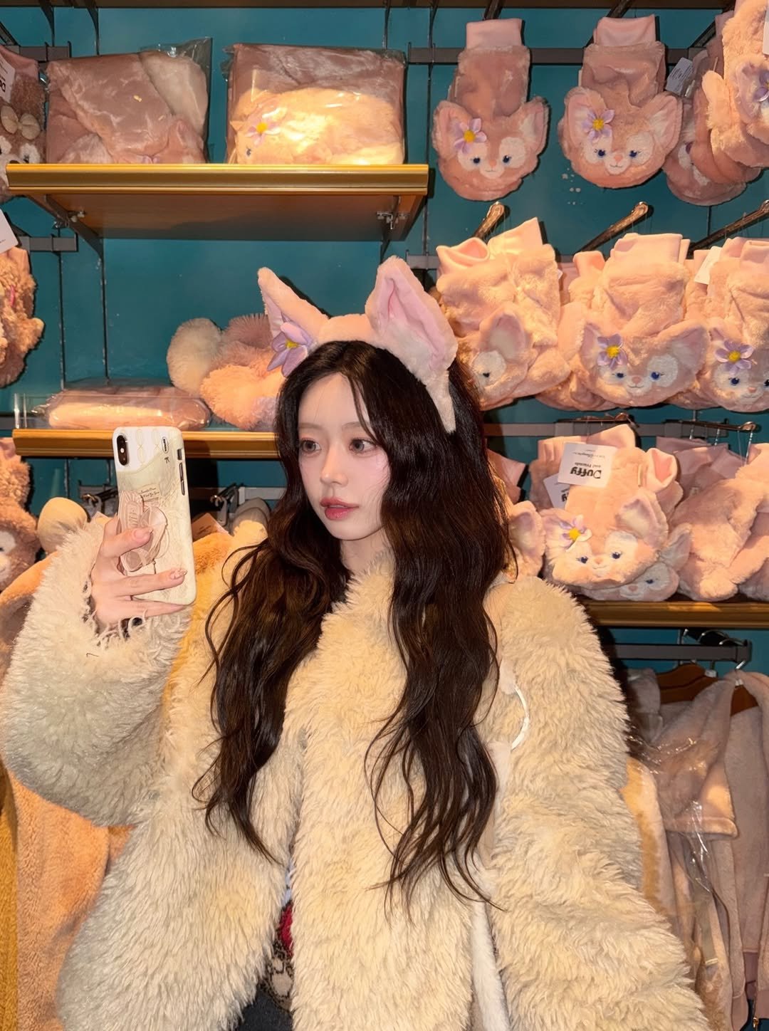 Photo by 지 원 on February 09, 2026. May be an image of duffle coat, parka, bath robe and text.