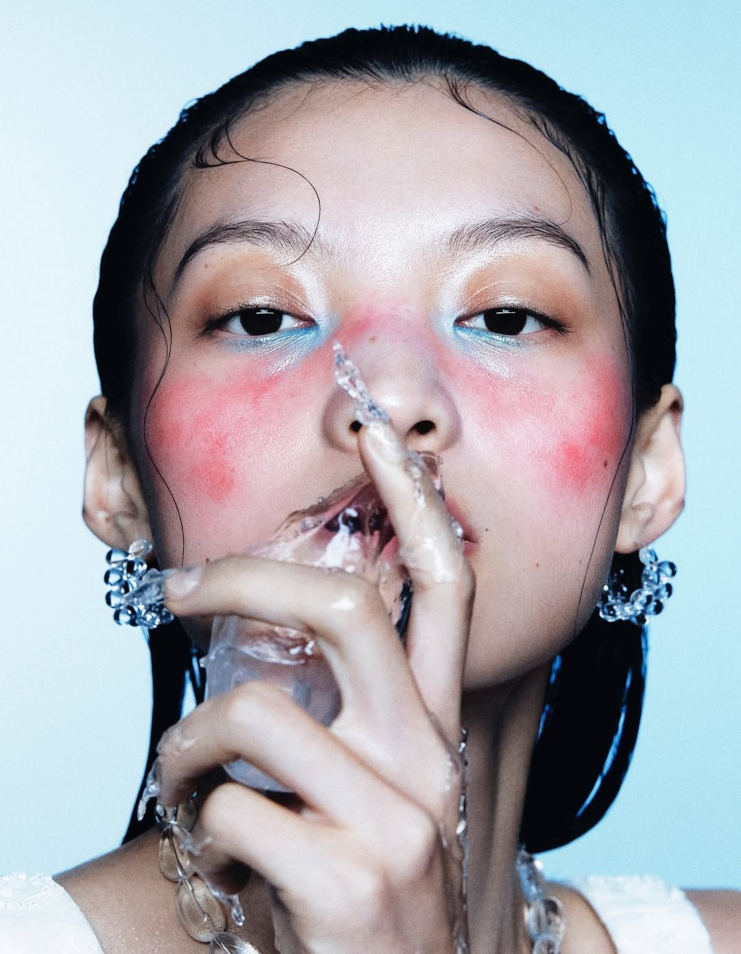 Photo shared by Gabe Sin(가베) on August 04, 2025 tagging @wkorea, @songgge, @leejihyung_, @mi_strong_kim, @ohseongseok, and @li.m_official. May be an image of 1 person, makeup and text.