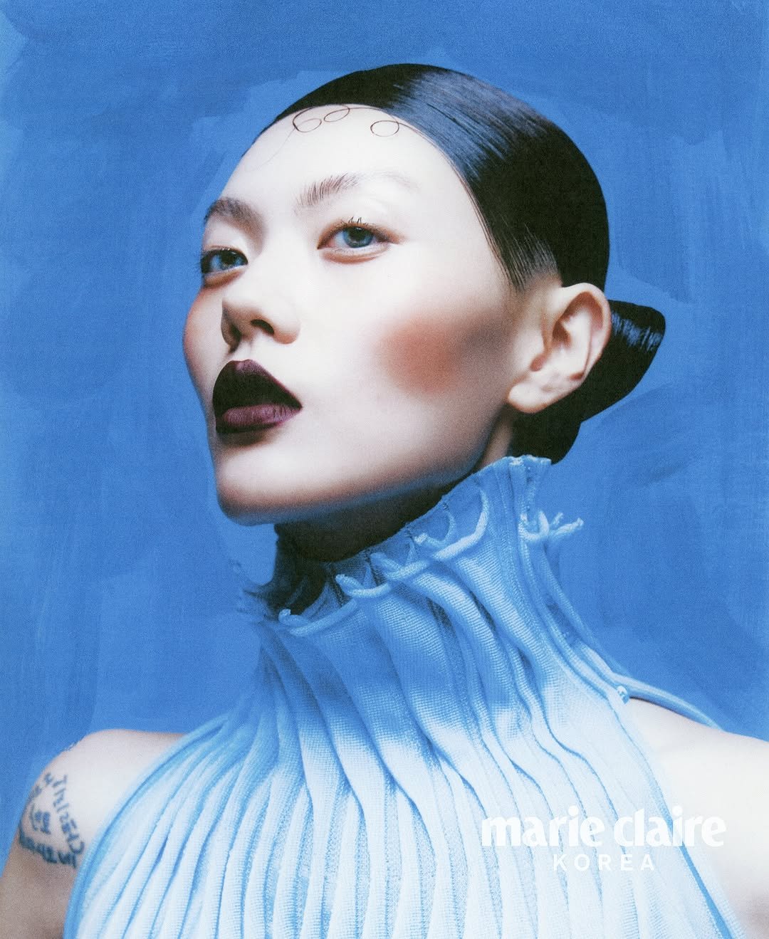Photo shared by Gabe Sin(가베) on July 27, 2025 tagging @lululieon, @jangdukhwa, @___s_yeon, @marieclairekorea, and @lateautumnn_. May be an image of 1 person, makeup, turtleneck, magazine and text.