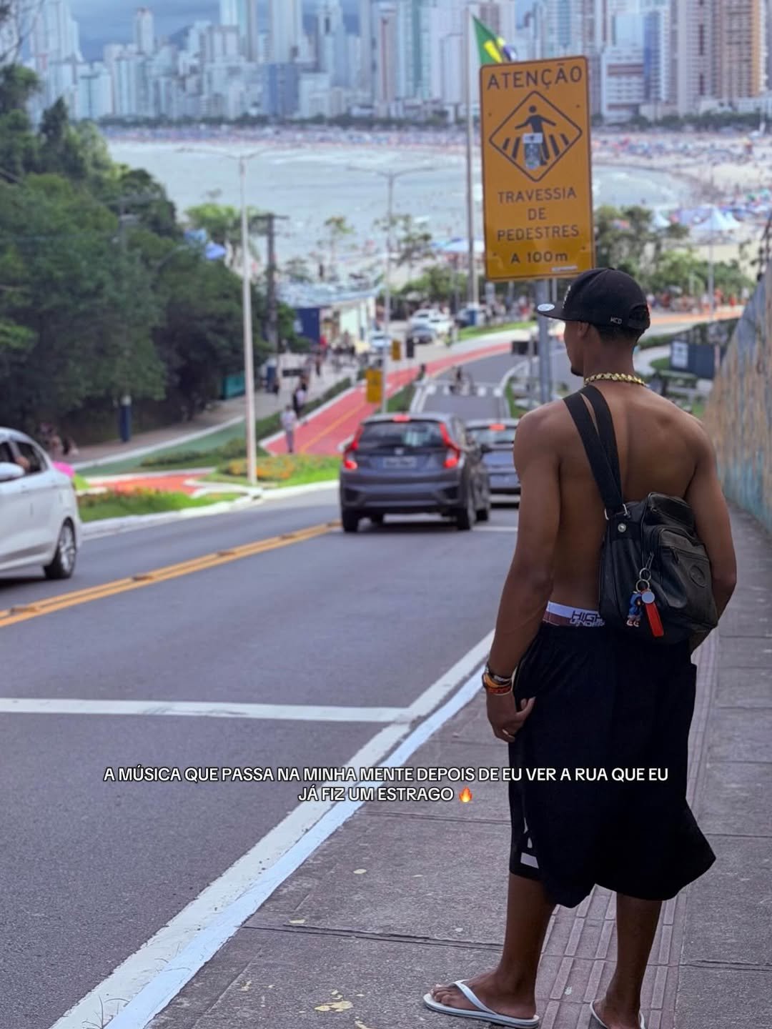 Photo by Gabriel Sena on December 30, 2025. May be an image of one or more people, skateboard, Victoria Peak, skyscraper, street and text that says 'ATENÇÃO TRAVESSIA PEDESTRES A100m 100m AMÚSICA QUE PASSA NA MINHAMENTE MINHA DEPOIS DE DEEU EU VER JÁFIZUMESTRAGO UM ESTRAGO JÁFIZ RUA QUE EU'.