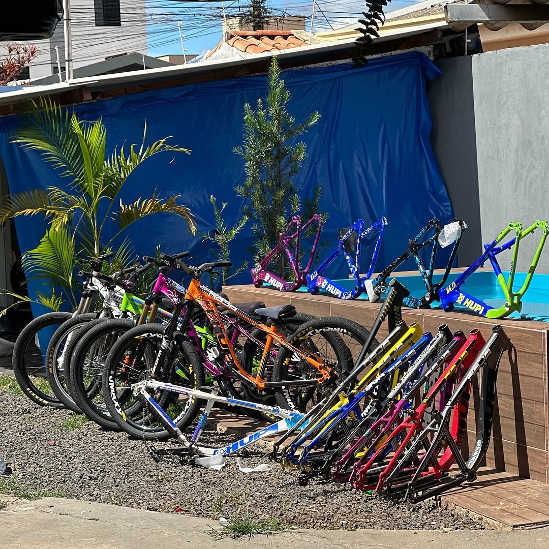 Photo shared by Gabriel Sena on November 18, 2025 tagging @hupibikes. May be an image of bicycle, shovel, rack, scooter and text.