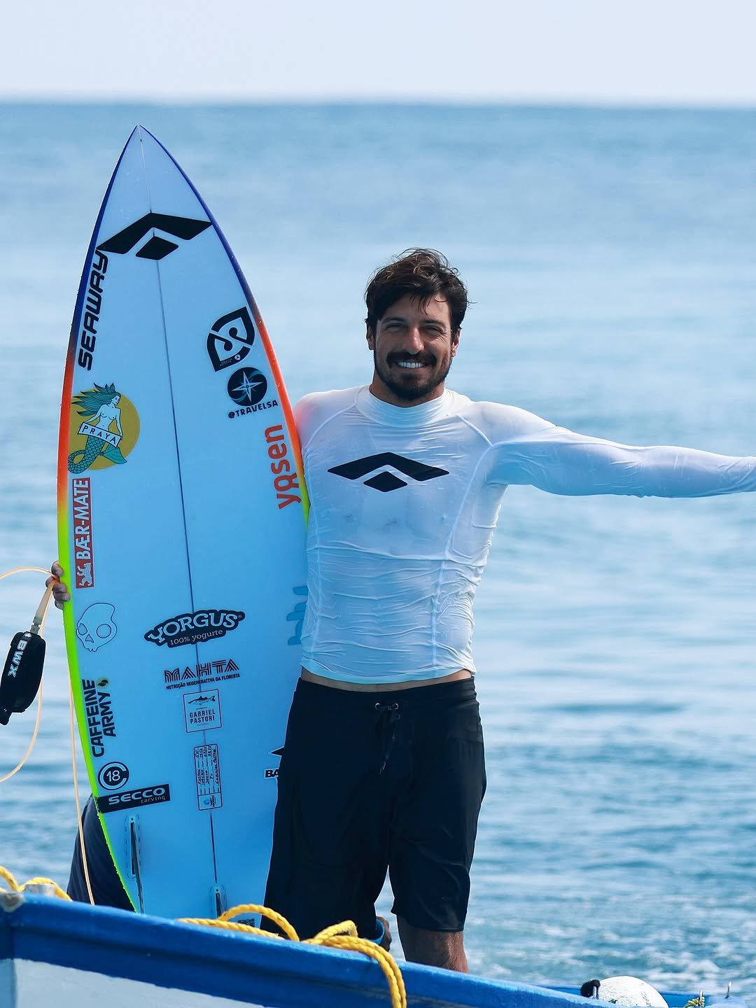 Photo shared by Gabriel Pastori on April 05, 2026 tagging @seccowetworks, @bananawax, @travelsa, @seaway, @yorgusgrego, @censura18, @baermate, @caffeinearmy, @bluprotetor, @yosen.saude, @mahta.bio, and @skullcandybr. May be an image of surfboard, wetsuit, water, ocean and text.