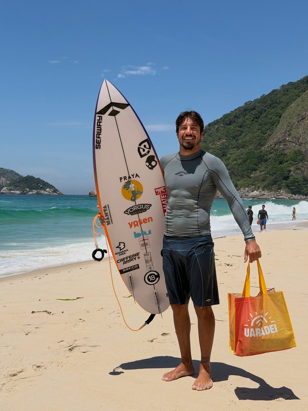 Photo shared by Gabriel Pastori on February 10, 2026 tagging @seaway. May be an image of ‎surfboard, skateboard, wetsuit, grocery bag, water, ocean, beach and ‎text that says '‎E SEAWAY اکفسست S PR PRAYA T SORGUS yasen WAX CAFSTE 국원산 BANANA ሳ i UARADEI‎'‎‎.