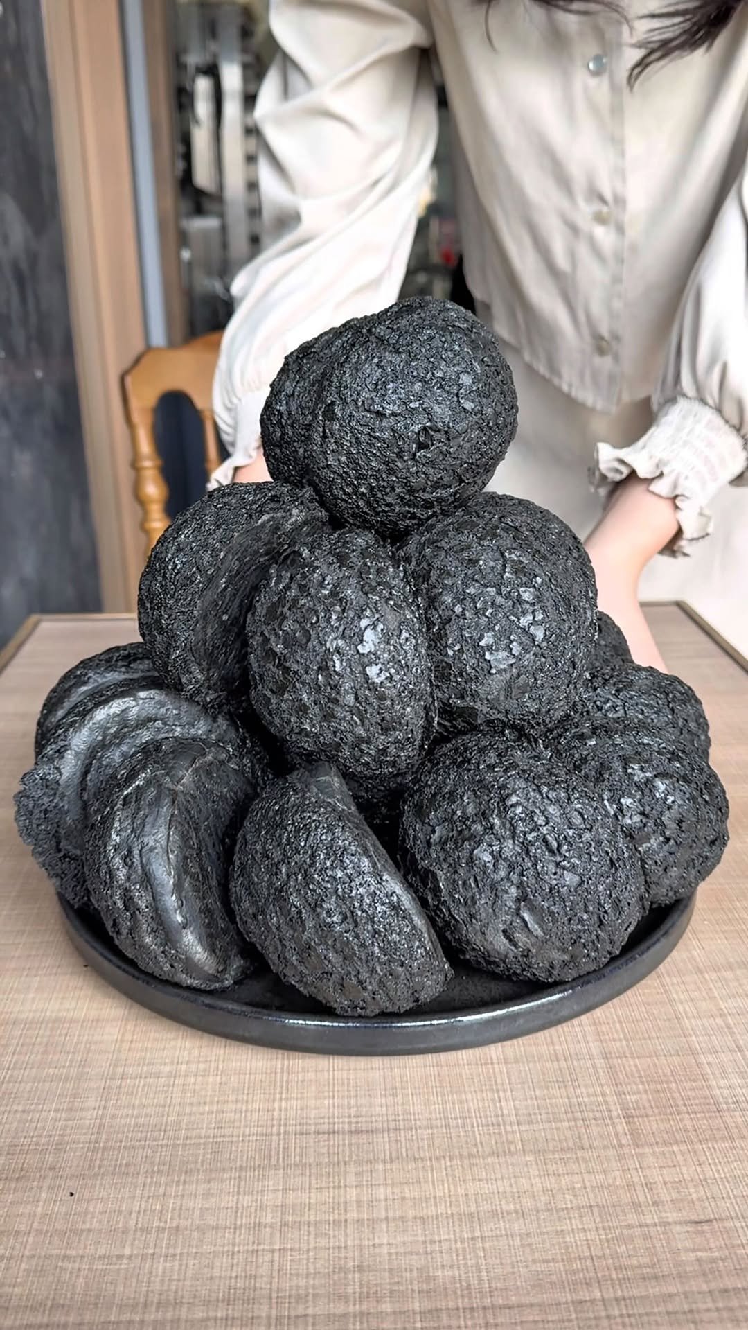 gacchi_gourmet 게시물 이미지: 【日本一黒いザクザククッキーシュー】

名古屋円頓寺商店街にある『cafe...