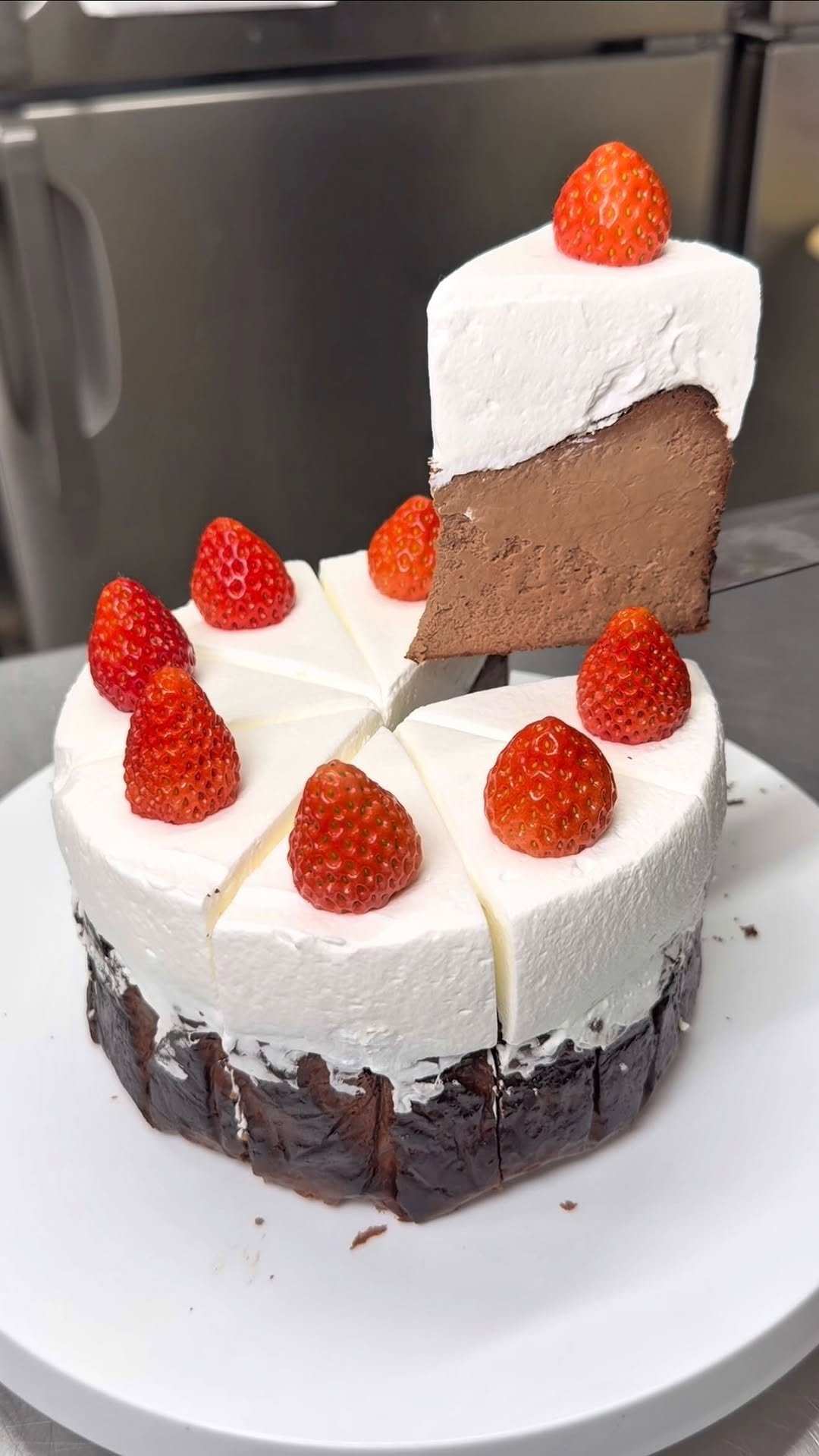 gacchi_gourmet 게시물 이미지: 【2層仕立ての贅沢チョコバスクチーズケーキ🍫】

名古屋大須にある『アットドーナツ』

とろけ...