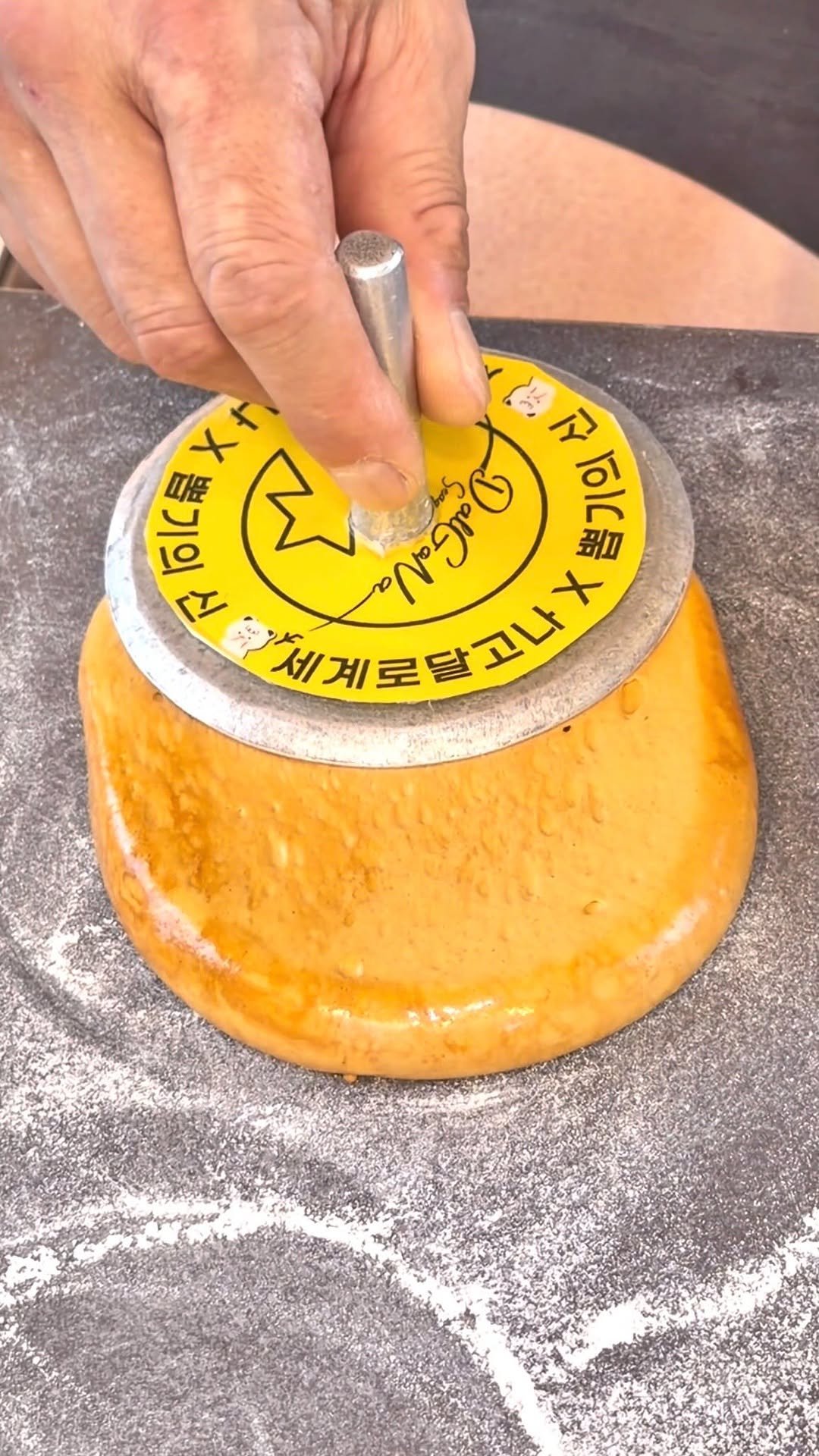 gacchi_gourmet 게시물 이미지: 【韓国旅行で絶対行くべき！イカゲームにも提供した伝統の屋台ダルゴナ🍯】

韓国・ソウルのヘファ...
