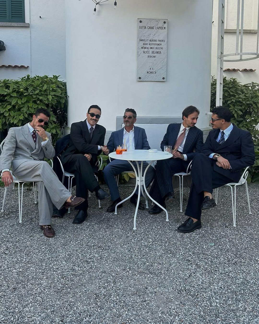 Photo shared by ga on September 16, 2025 tagging @arenagianlucas, @crisarenaa, and @arenaettores. May be an image of 5 people, suit, dinner jacket, wedding and text.