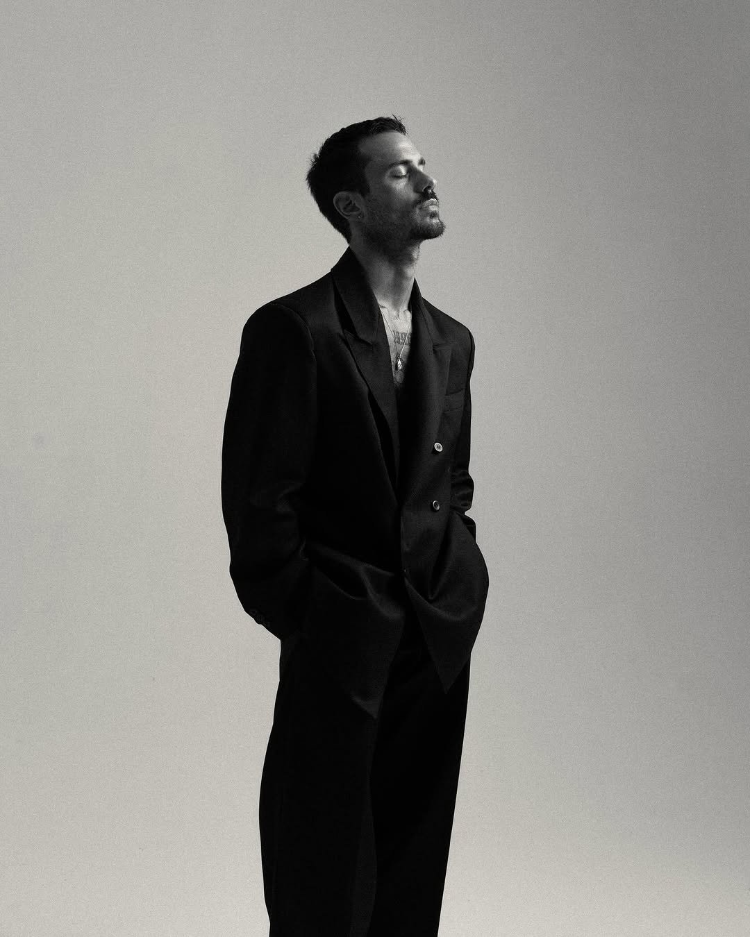 Photo shared by ga on September 04, 2025 tagging @diomediandrea_photographer, and @ariendpt. May be a black-and-white image of one or more people, beard, suit, overcoat, dinner jacket, blazer and text.