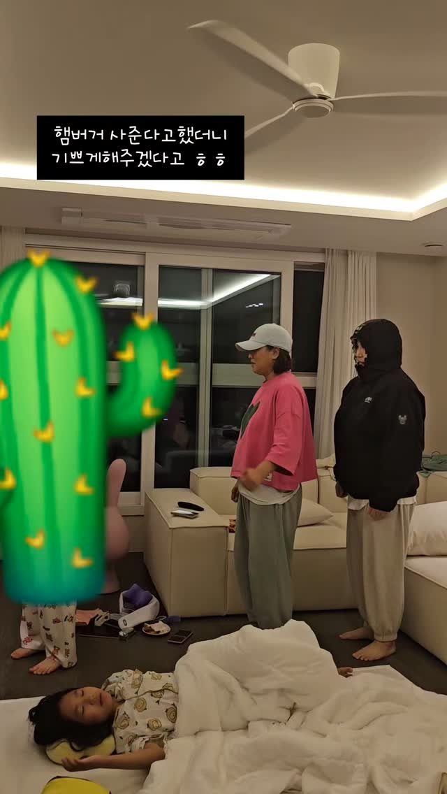 gagkimminkyoung 게시물 이미지: 새벽에 뭔일~~ ㅎㅎ
신이난  언니들~~ ㅎㅎ
아무것도 모르고 잠든 조카...