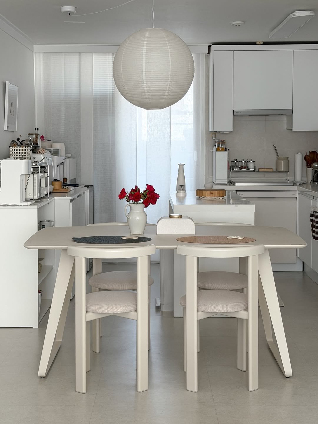 Photo shared by 감자하우스 | 집꾸미기 • 감성육아 • 살림 • 요리 on April 16, 2026 tagging @flat_point, @mellowbrown_homefabric, and @mome.moment. May be an image of kitchen island, lighting, table, kitchen table, dining table, indoors, kitchen and text.