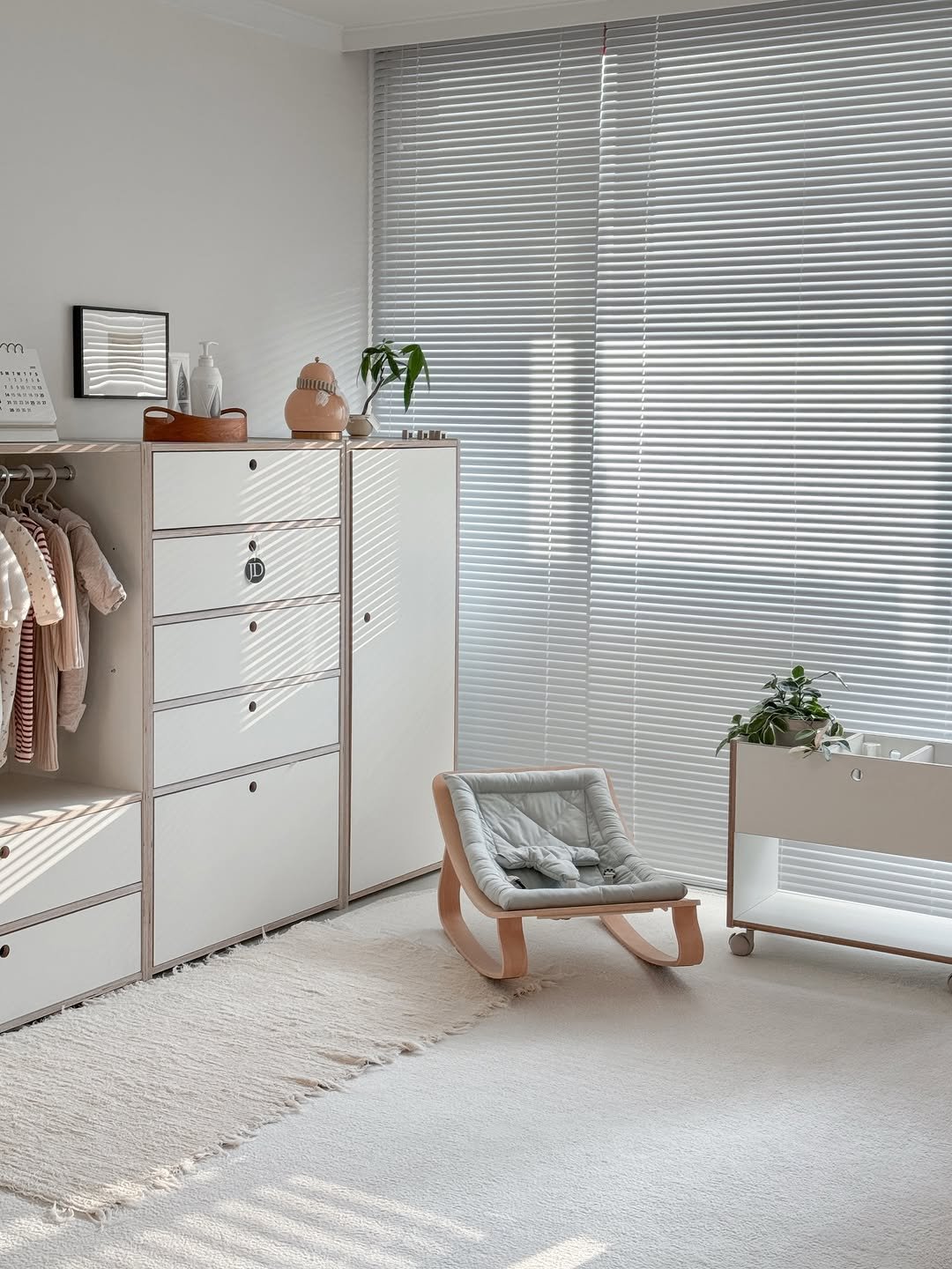 Photo shared by 감자하우스 | 집꾸미기 | 홈스타일링 | 육아•살림 on December 27, 2025 tagging @charliecraneparis, @villa501_, @jdhomedressing_official, and @petit.palais_. May be an image of sink, curtains, rack, indoors, bedroom, sliding door and text.