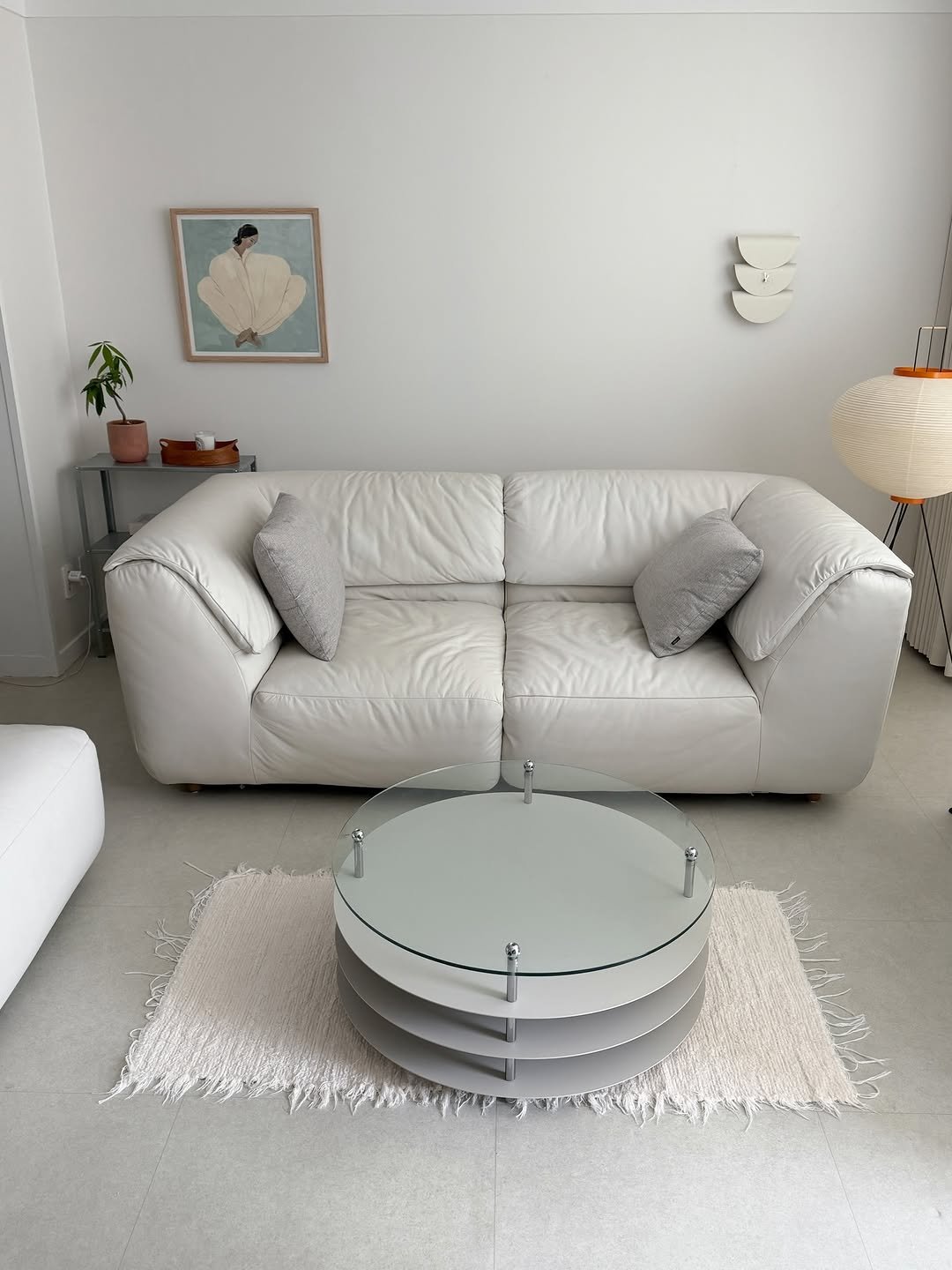 Photo shared by 감자하우스 | 집꾸미기 • 감성육아 • 살림 • 요리 on April 22, 2026 tagging @fiaba_official, and @deello_official. May be an image of futon, sofa, armchair, chaise lounge, living room, indoors and text.