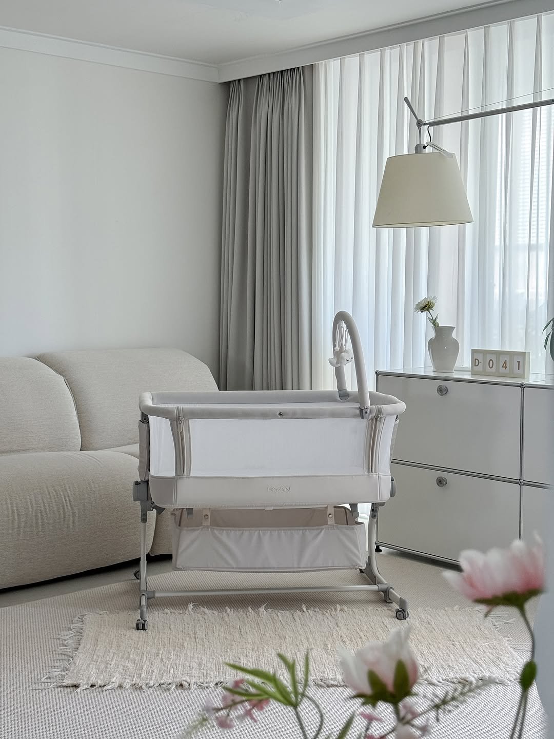 Photo shared by 감자하우스 | 집꾸미기 | 홈스타일링 | 육아•살림 on September 20, 2025 tagging @ryan_aone, and @deello_official. May be an image of baby bed, chaise lounge, indoors, bedroom and text.