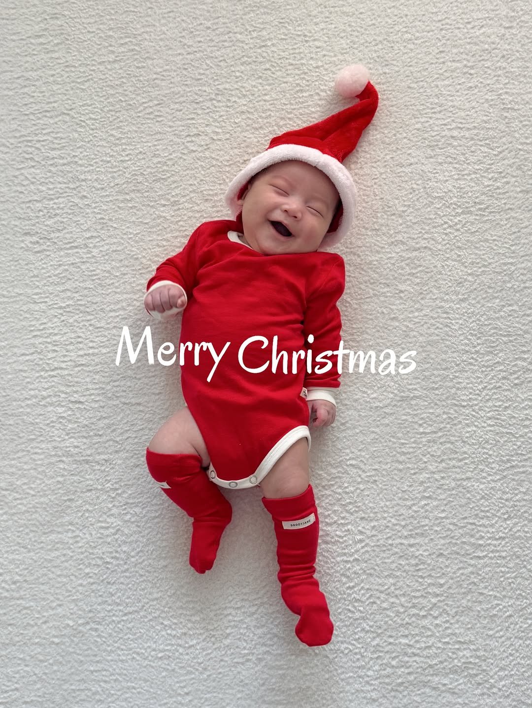 Photo by 감자하우스 | 집꾸미기 | 홈스타일링 | 육아•살림 on December 21, 2025. May be an image of baby, christmas tree and text that says 'Merry Christmas MerryChristmas Ch MADERIAN'.