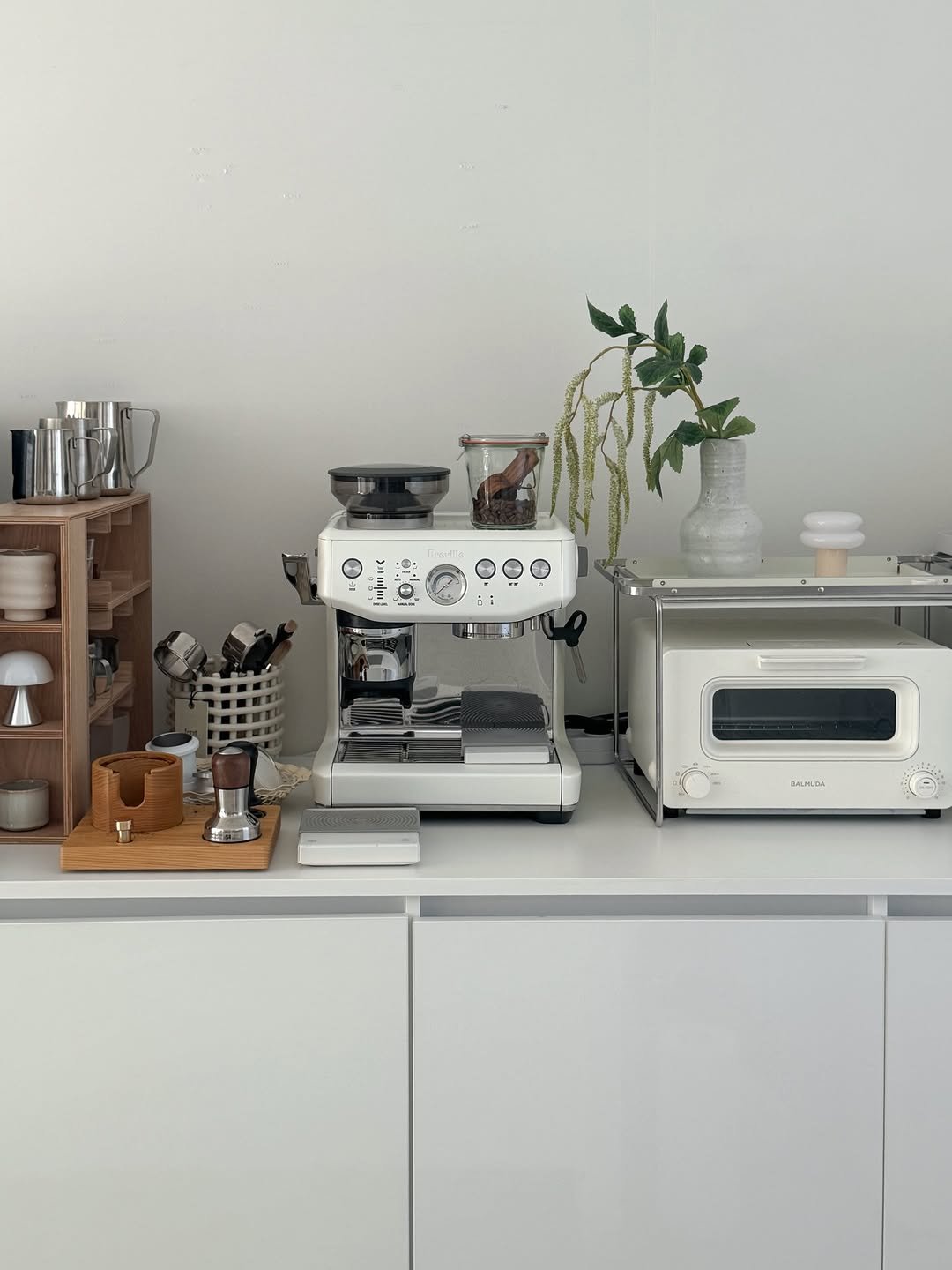 Photo shared by 감자하우스 | 집꾸미기 | 홈스타일링 | 육아•살림 on December 19, 2025 tagging @balmuda_korea, and @brevillekorea. May be an image of coffee maker, tea maker, stove, cooker, spice rack, water filter, indoors, kitchen and text.