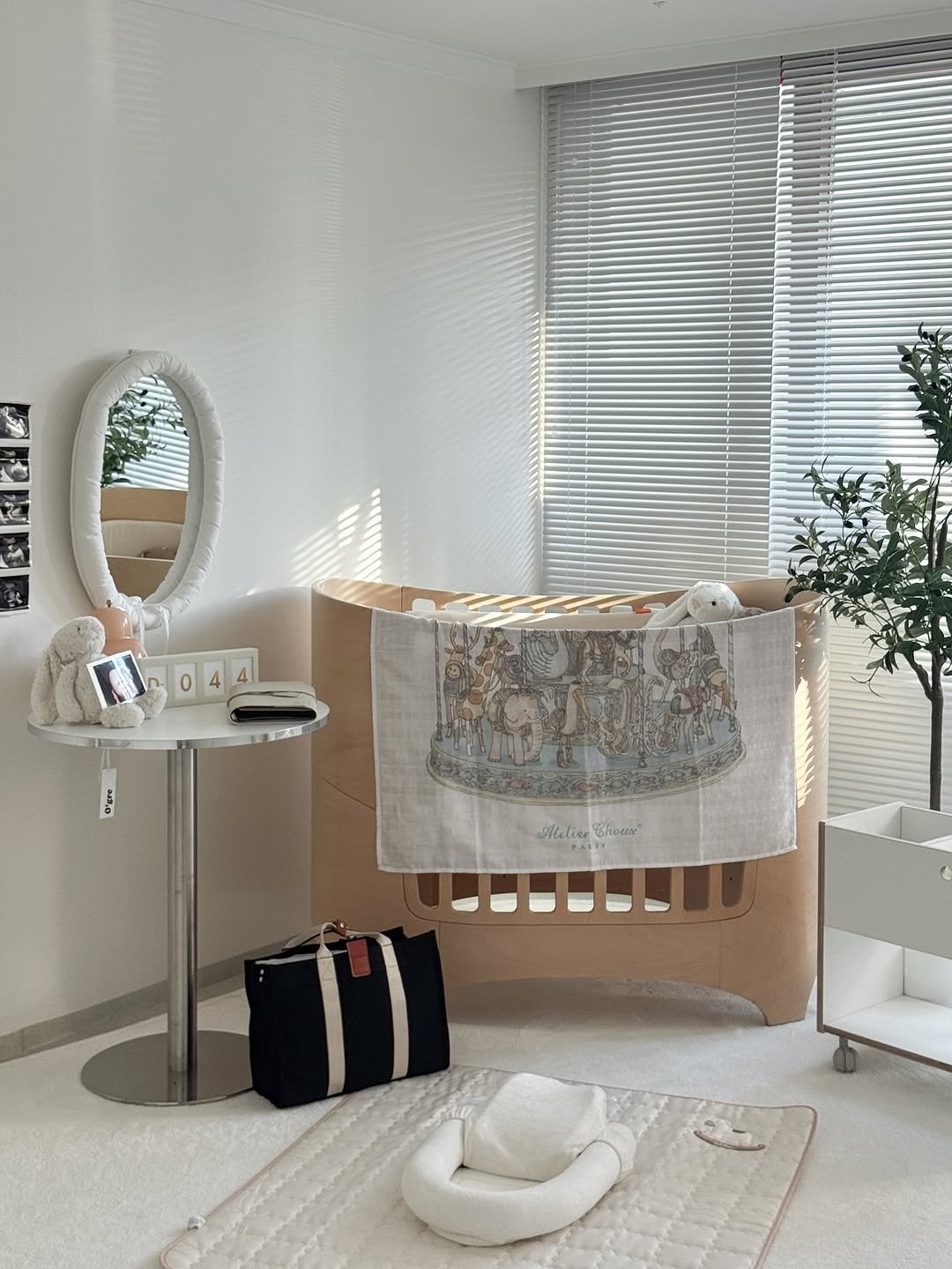 Photo shared by 감자하우스 | 집꾸미기 | 홈스타일링 | 육아•살림 on September 18, 2025 tagging @leander.korea, @mihomidu, and @ogre_home. May be an image of sink, towel, towel rack, curtains, wash basin, baby bed, bathmat, indoors, bedroom and text.