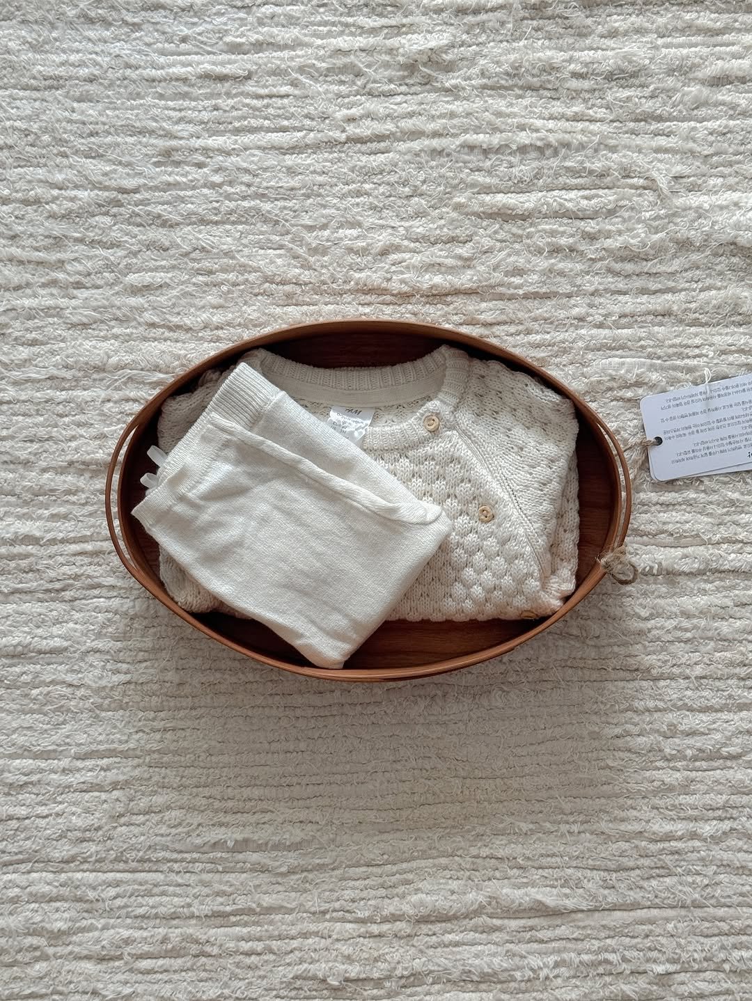 Photo shared by 감자하우스 | 집꾸미기 | 홈스타일링 | 육아•살림 on September 25, 2025 tagging @hm_kids. May be an image of placemat, carpet, wool, bathmat and text.