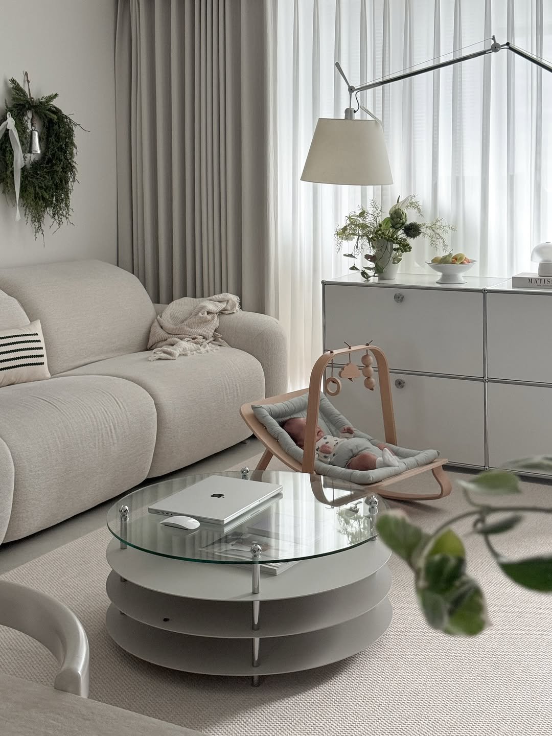 Photo shared by 감자하우스 | 집꾸미기 | 홈스타일링 | 육아•살림 on December 26, 2025 tagging @charliecraneparis, @deello_official, @icilamaison, @truegallery_official, and @orae_flower. May be an image of sofa, armchair, chaise lounge, living room, indoors and text.