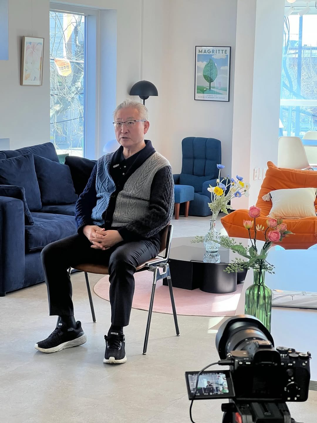 Photo by 가나출판사 on January 22, 2026. May be an image of lighting, tripod, camcorder, camera, chair, office and text.