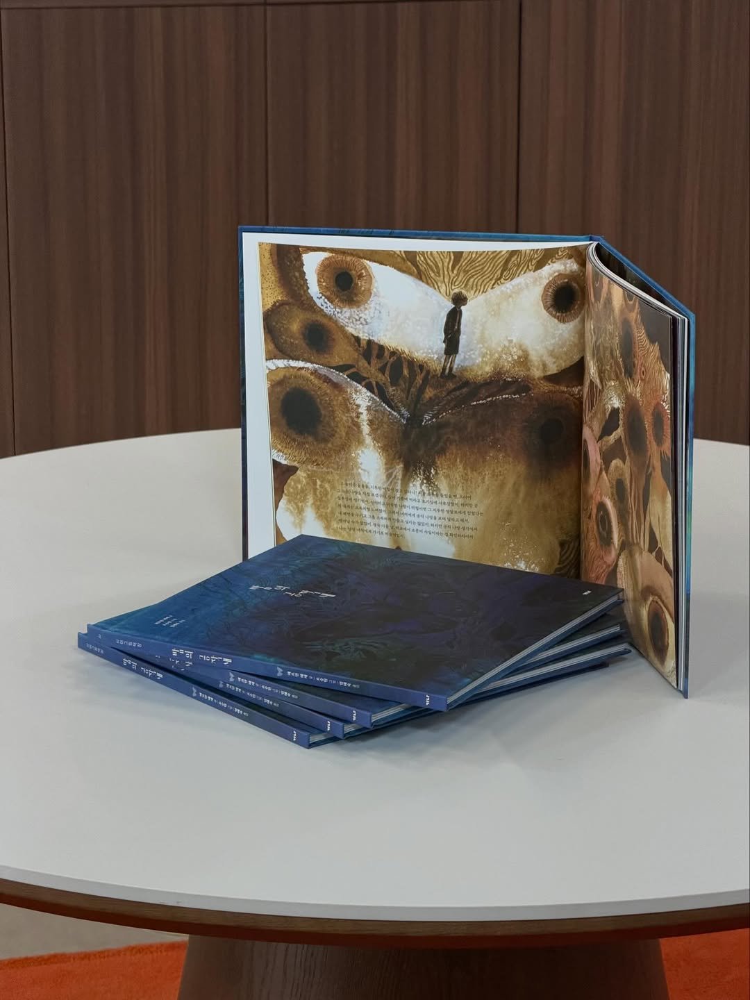 Photo by 가나출판사 on March 11, 2026. May be an image of book, napkin, carton and text.