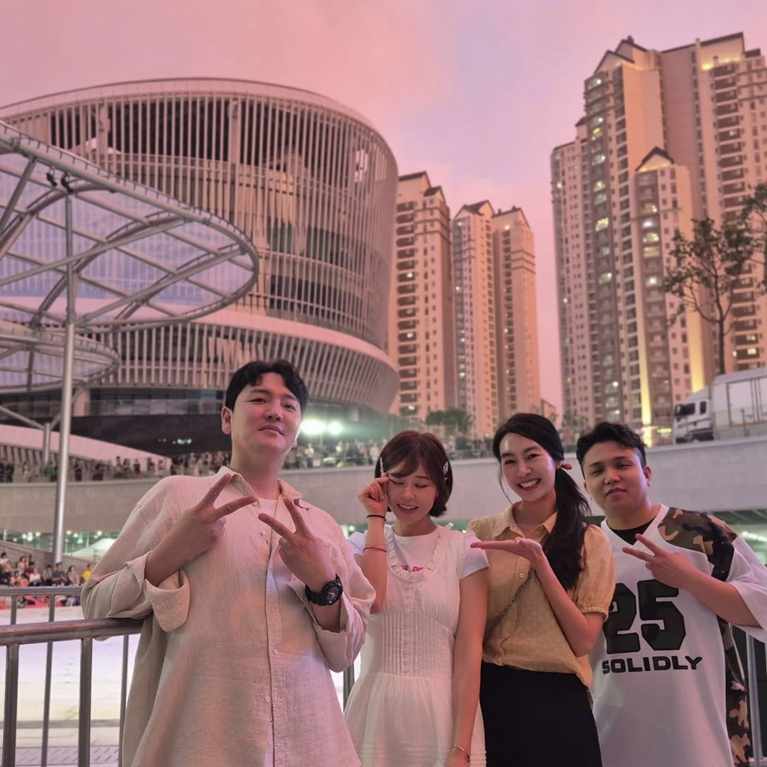Photo by 최 강희 on July 05, 2025. May be an image of 4 people, Victoria Peak and text.