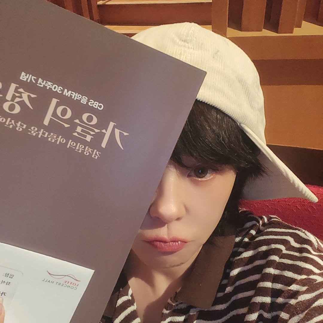 Photo shared by 최 강희 on September 28, 2025 tagging @juliuskim_pianist. May be an image of 1 person, book and text.