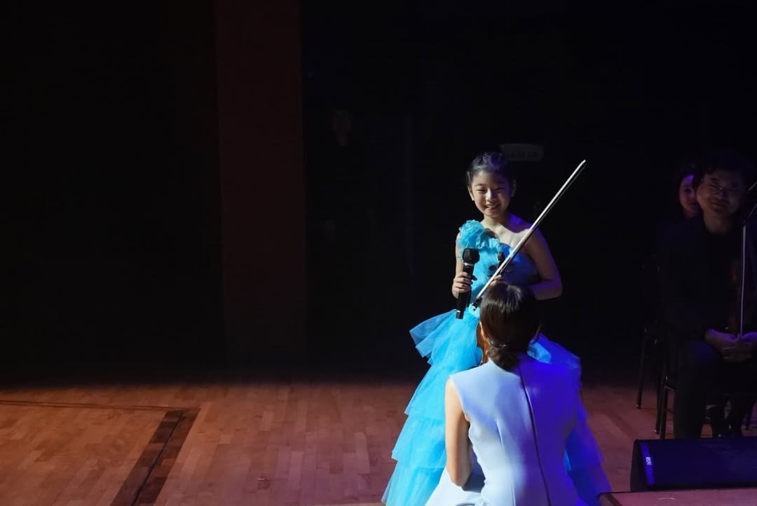 Photo shared by 최 강희 on July 04, 2025 tagging @yeonah_kim_violin. May be an image of 3 people, people dancing, clarinet, violin, gown, cello, costume and text.