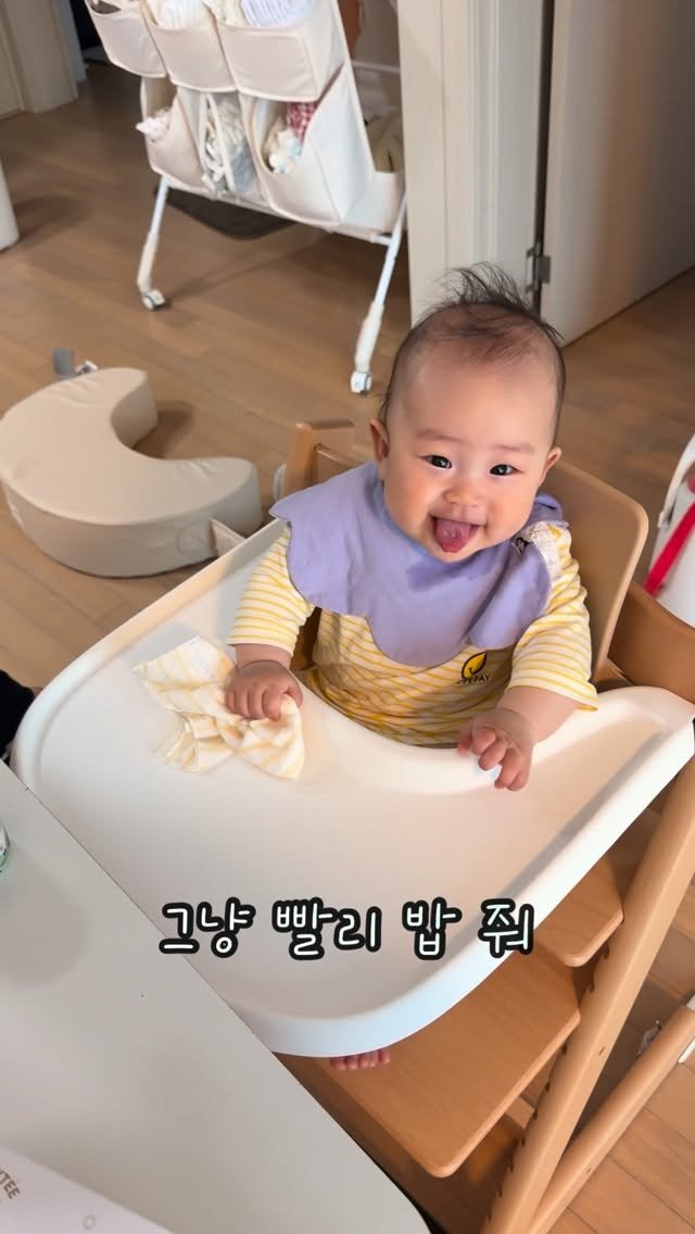 gawon_tantan 게시물 이미지: 딱 6개월부터 이유식을
(엄마는) 시작하고 싶었는데
어른들이 먹는 걸 빤히...