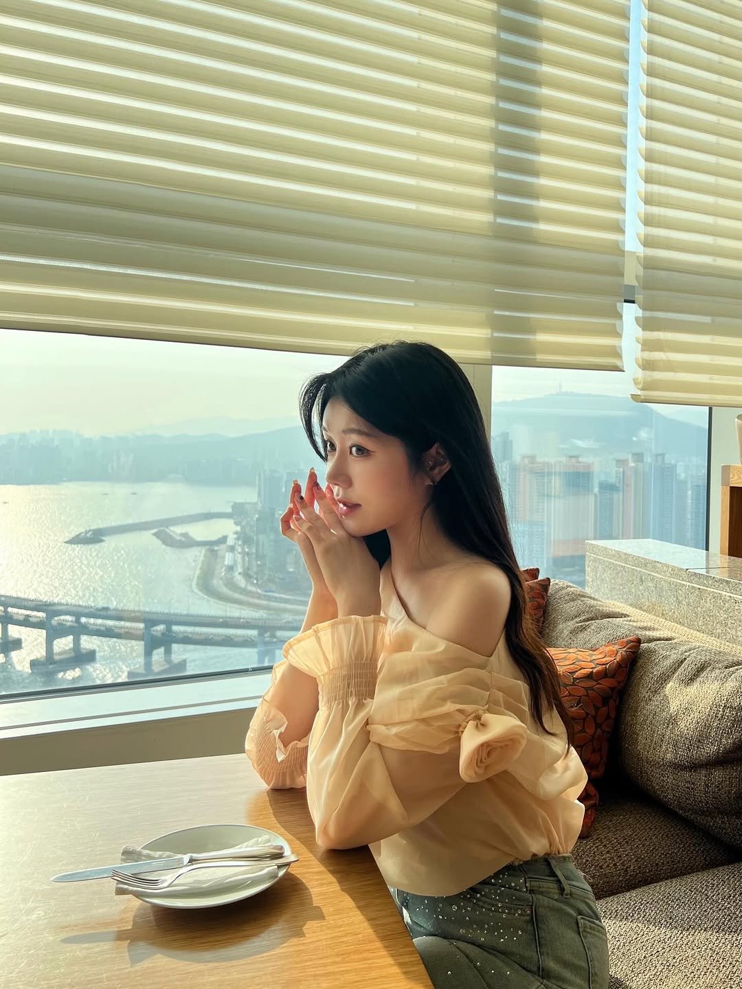 Photo by 가영 on February 19, 2026. May be an image of Victoria Peak and text.