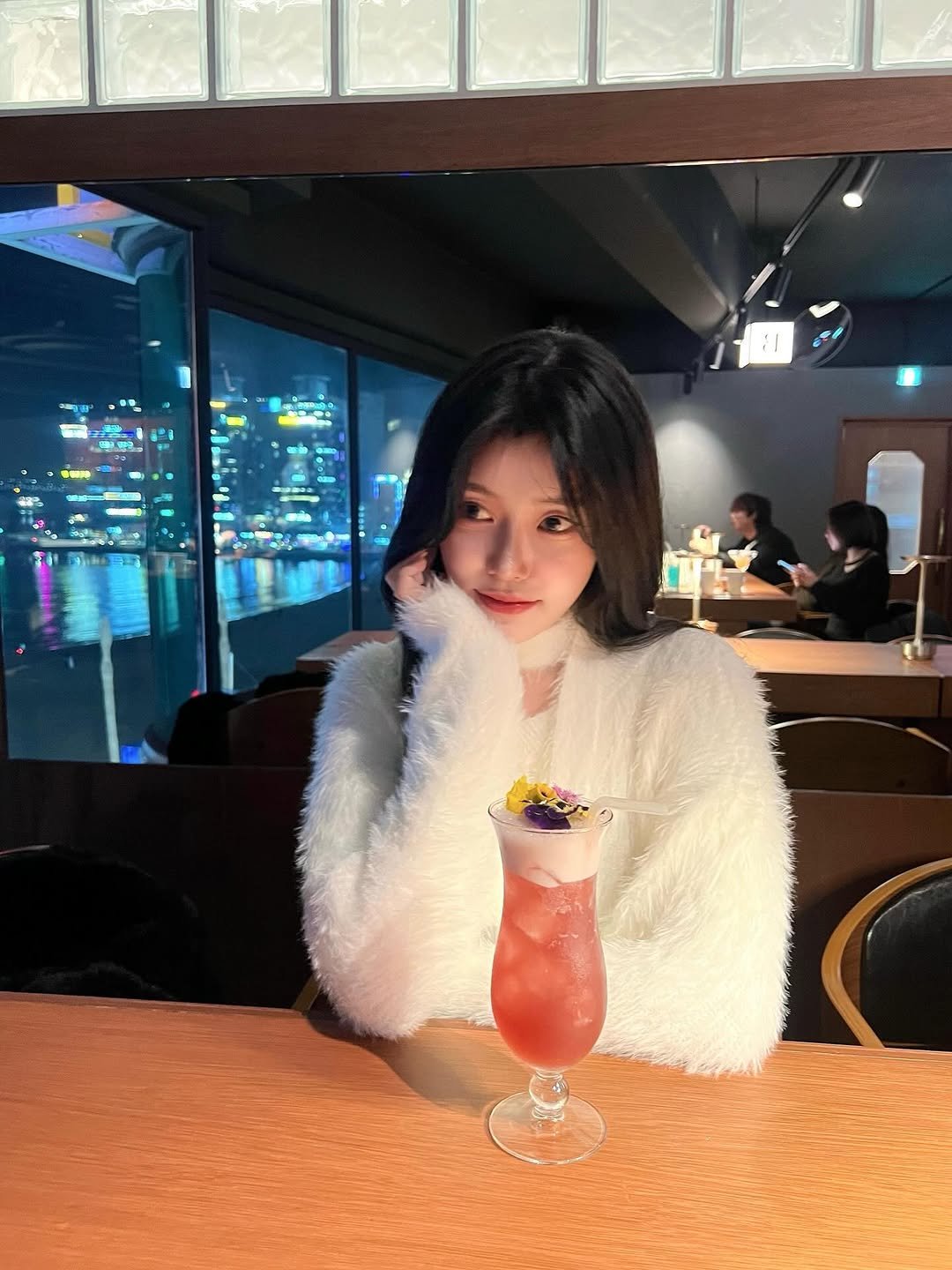 Photo by 가영 on February 14, 2026. May be an image of one or more people, hair, strawberry daiquiri and text.