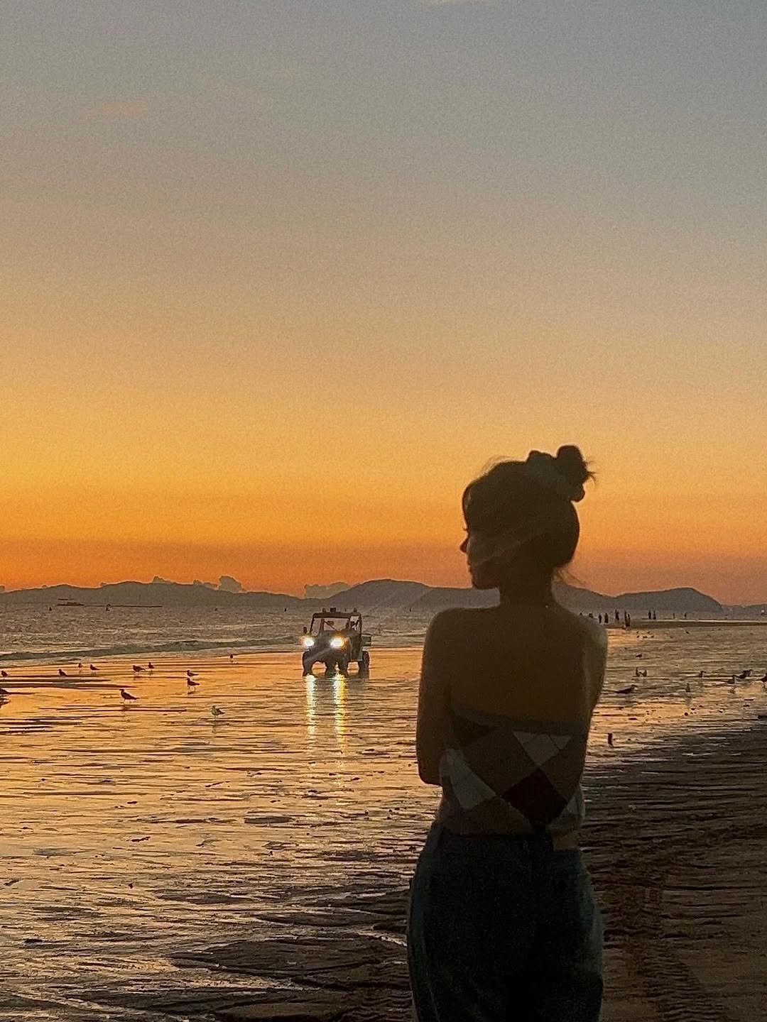 Photo by 가영 on August 15, 2025. May be an image of 1 person, beach, twilight, horizon, ocean and text.