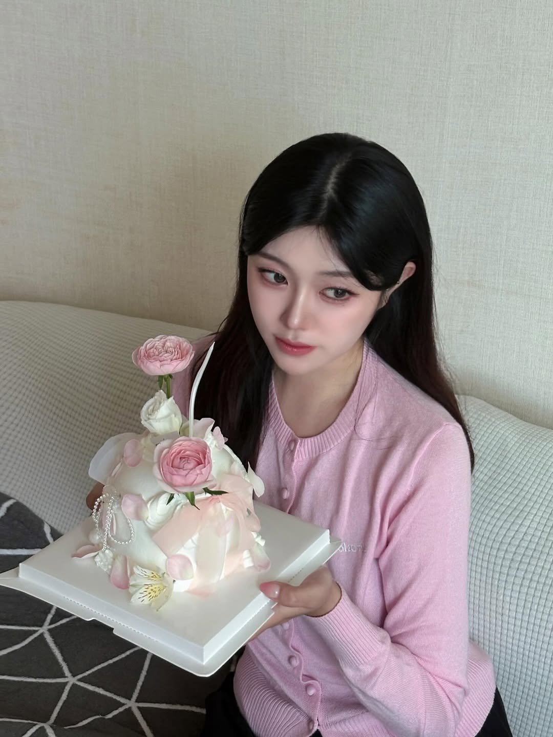 Photo by 가영 on September 15, 2025. May be an image of 1 person, wedding cake, pie, rose and text.