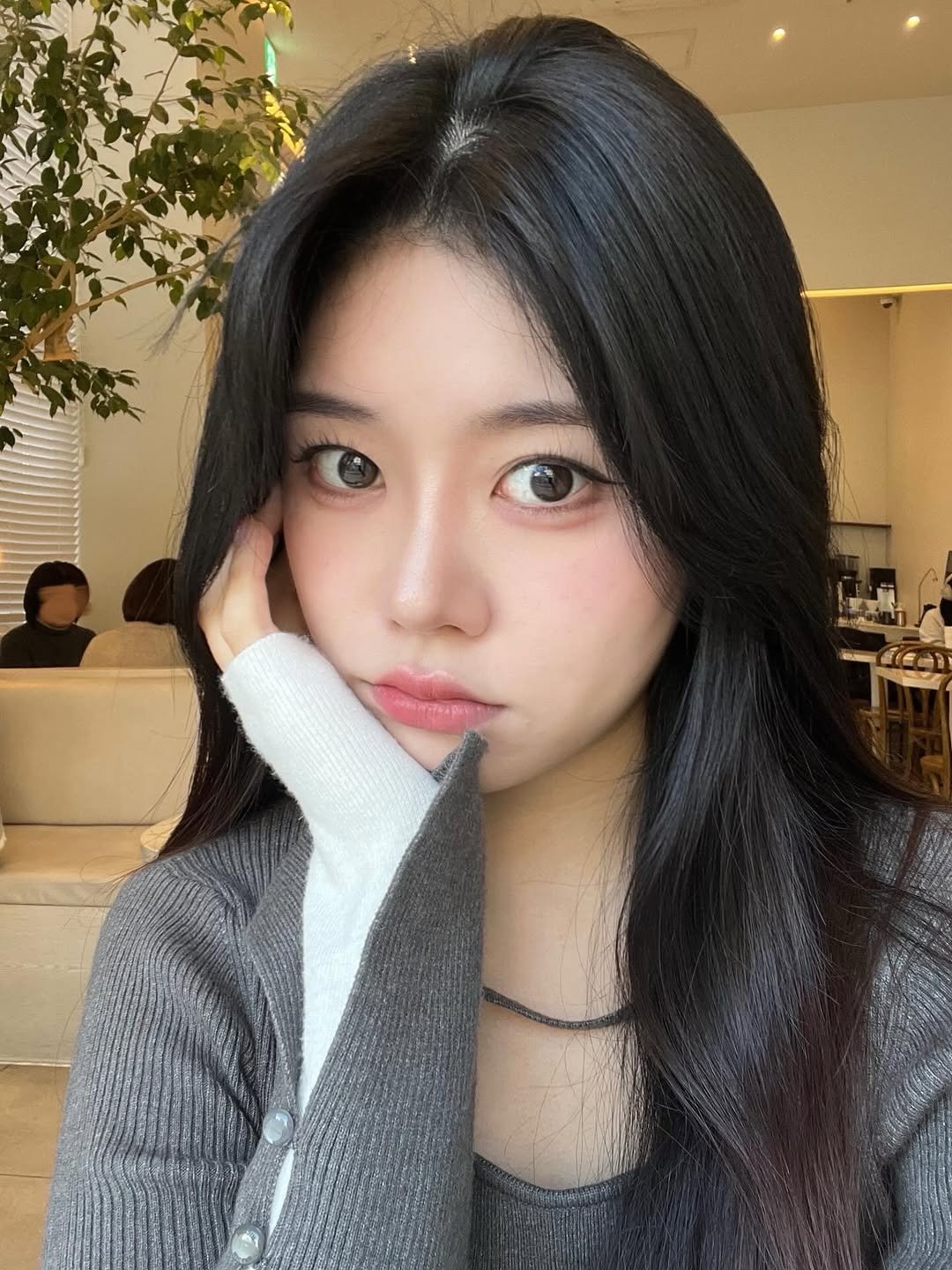 Photo shared by 가영 on January 21, 2026 tagging @micane_official, and @micane_archive. May be a selfie of one or more people, hair and text.