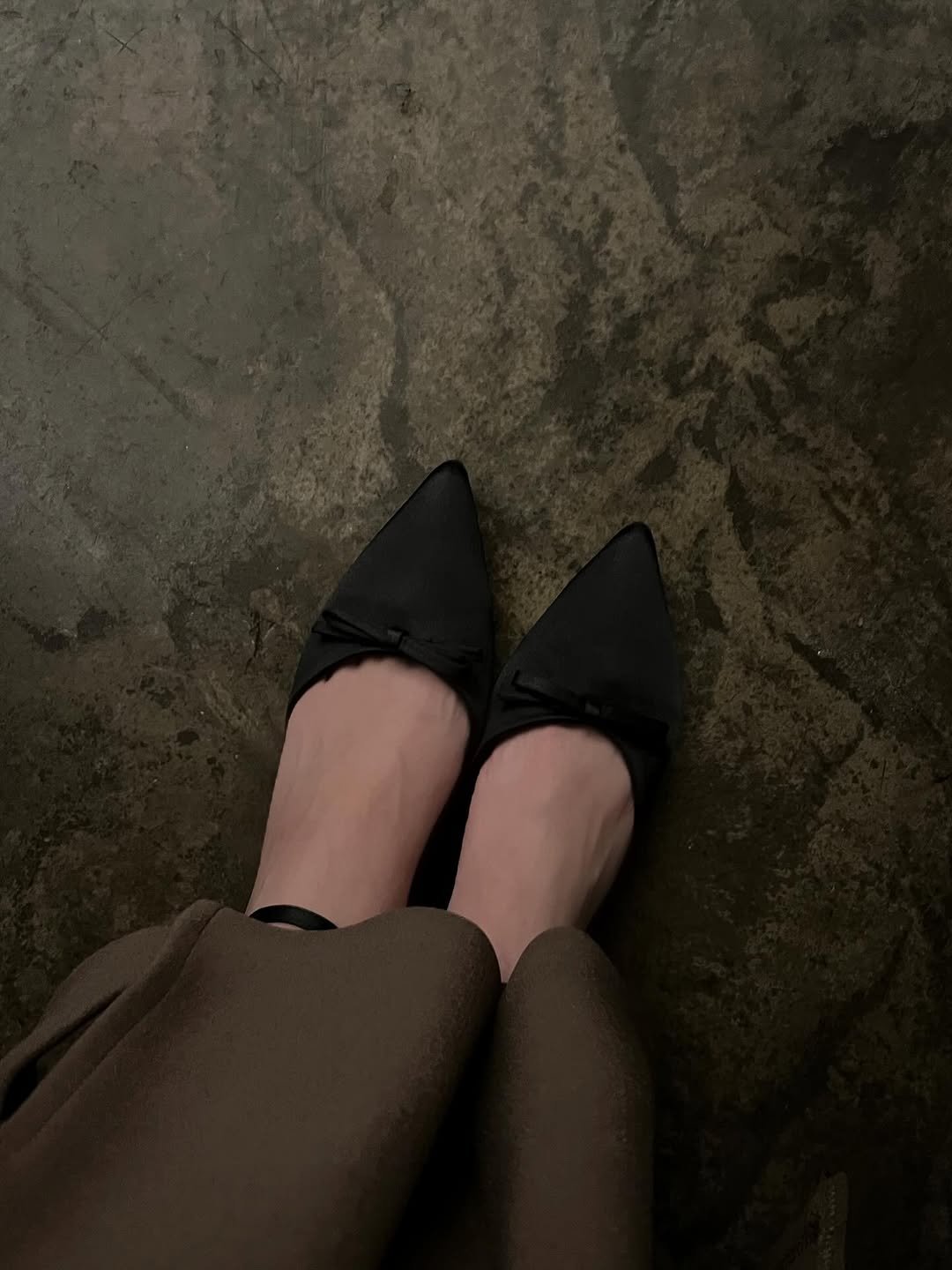 Photo by 가영 on September 22, 2025. May be an image of wingtip shoes, slingback shoes, carpet, high-heeled shoes and text.