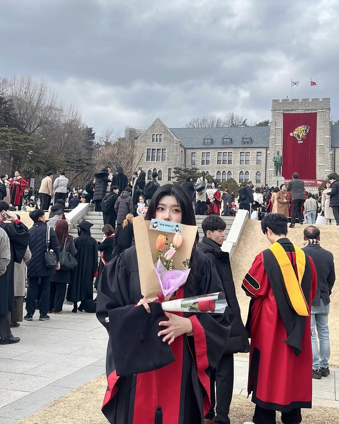 gayoung_is_ 게시물 이미지: 사람 넘 많지만 난 모르게꾸요 🎓👩‍🎓
