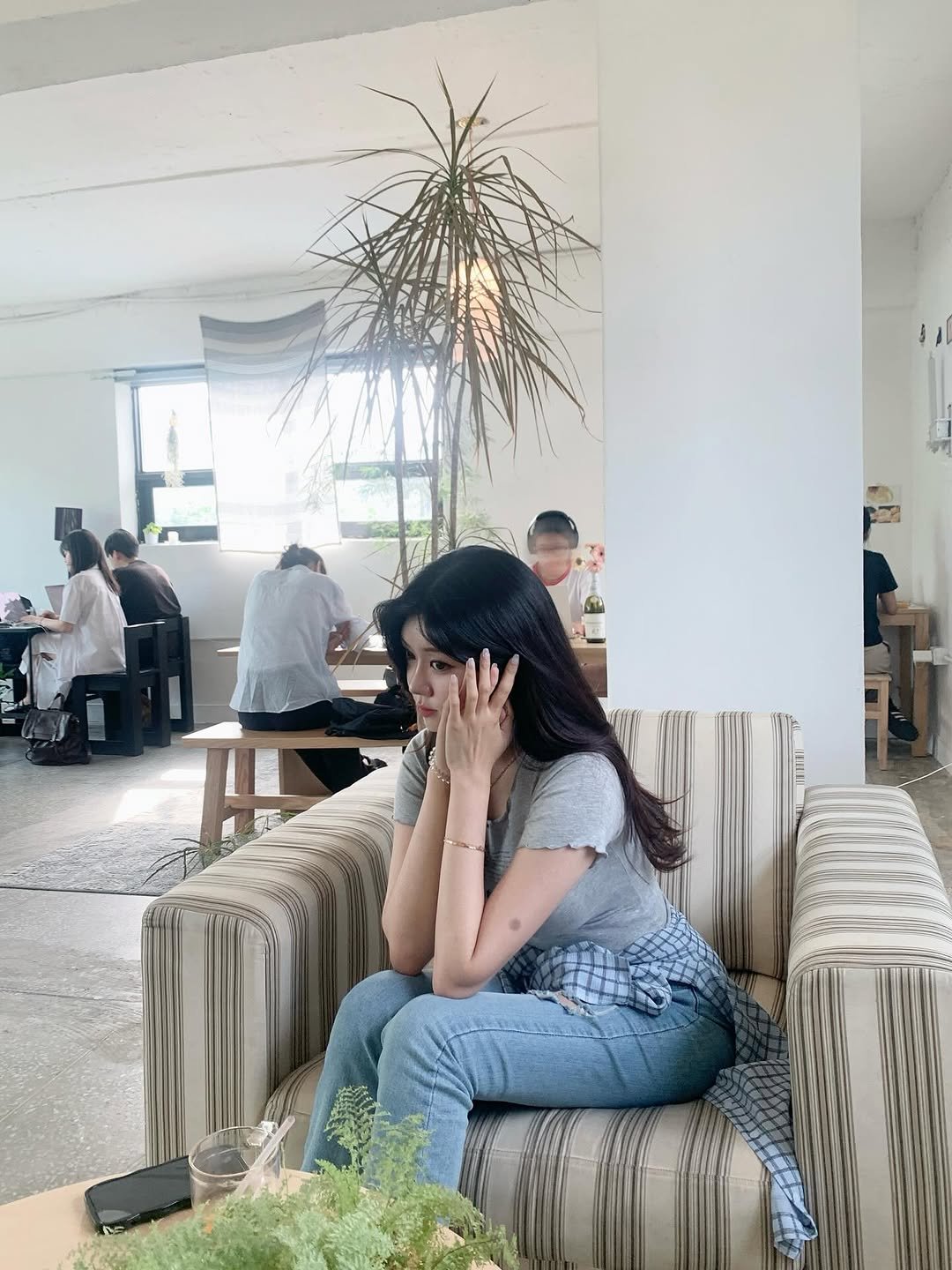 Photo by 가영 on July 20, 2025. May be an image of 5 people, armchair, cornflower, indoors and text.