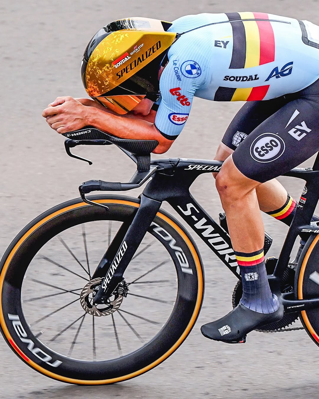Photo by GCN Racing on September 22, 2025. May be an image of 1 person, racing a vehicle, bicycle, helmet and text that says 'EY SOUDAL SPECIALIZED QUICKITER LeCouter Le lotto SOUDAL AG WERKS 1테 जे ESSO SPELIAL DAL oVaI S-WORK 歡 新 福本頭 PnOS'.