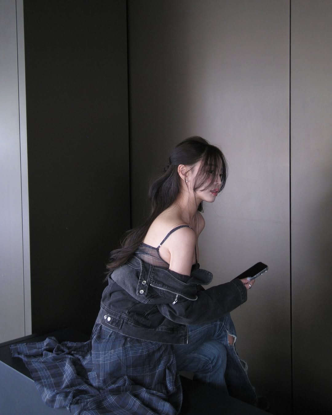 ootd styling korean style girl cafe date weekend fashion street style lookbook 주말 카페 데이트 데이트룩 애슬레져룩 오오티디 패션 코디 스타일링 selca selfie denim influencer 인플루언서 릴스 팝업 뷰티 맛집 시스루 데님 자켓 테라스 반묶음