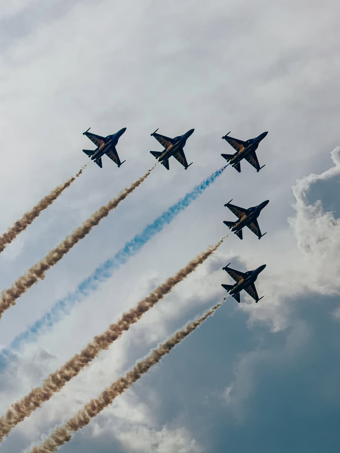 Photo shared by Youtube 괴짜TV on October 21, 2025 tagging @apple, and @rokaf.blackeagles. May be an image of airplane and text.