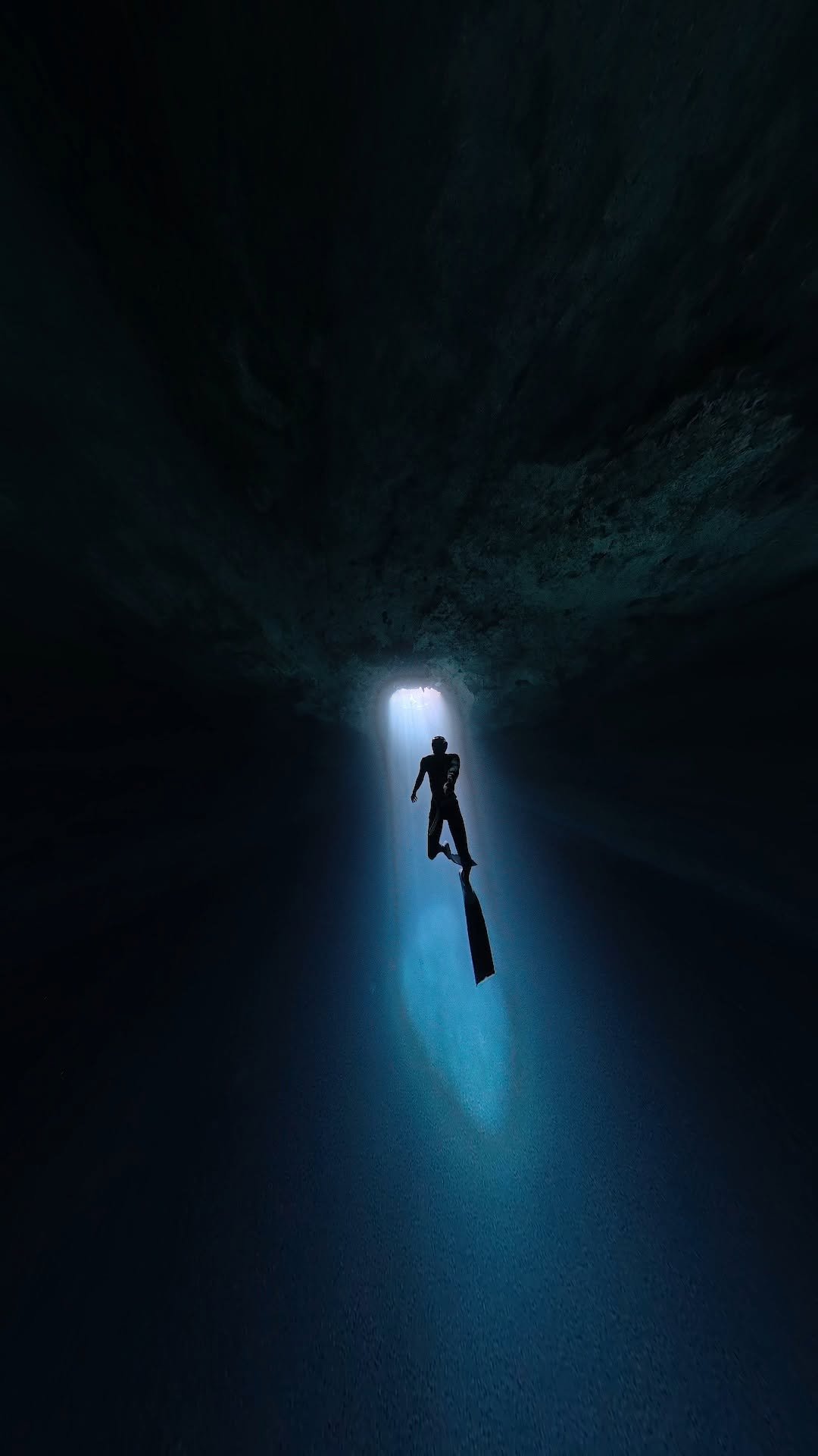 geek___tv 게시물 이미지: 숨을 참고 끝없는 빛내림 속으로 내려가면?
.
멕시코 유카탄 반도의 정글...