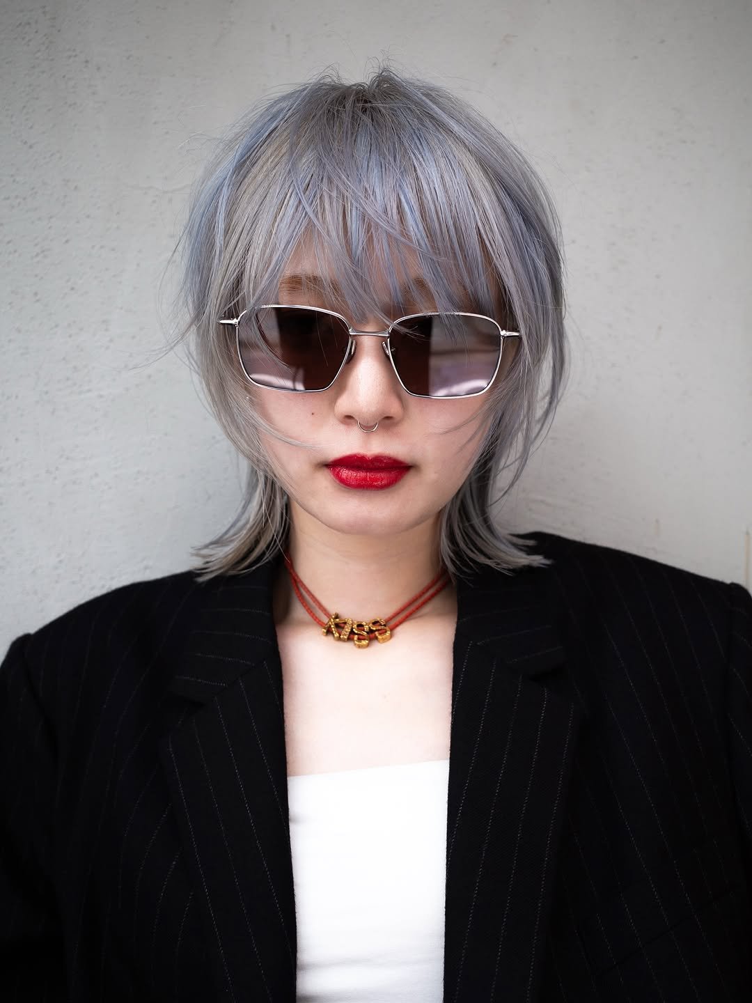 Photo shared by TOMO 渋谷 美容師  ハイトーン/ボブ 矢崎友也 on October 13, 2025 tagging @geeks_shibuya. May be an image of one or more people, bangs, blonde hair, sunglasses, blazer, bolo tie and text.
