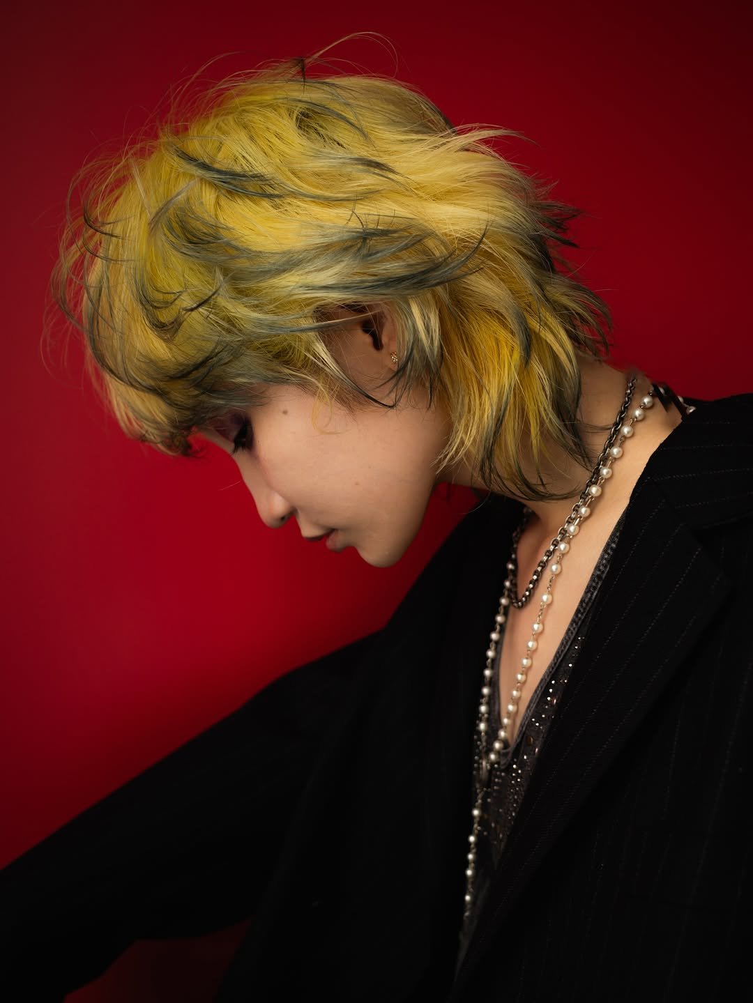 Photo shared by TOMO 渋谷 美容師  ハイトーン/ボブ 矢崎友也 on September 25, 2025 tagging @geeks_shibuya. May be an image of one or more people, blonde hair, bangs, makeup, bolo tie and text.