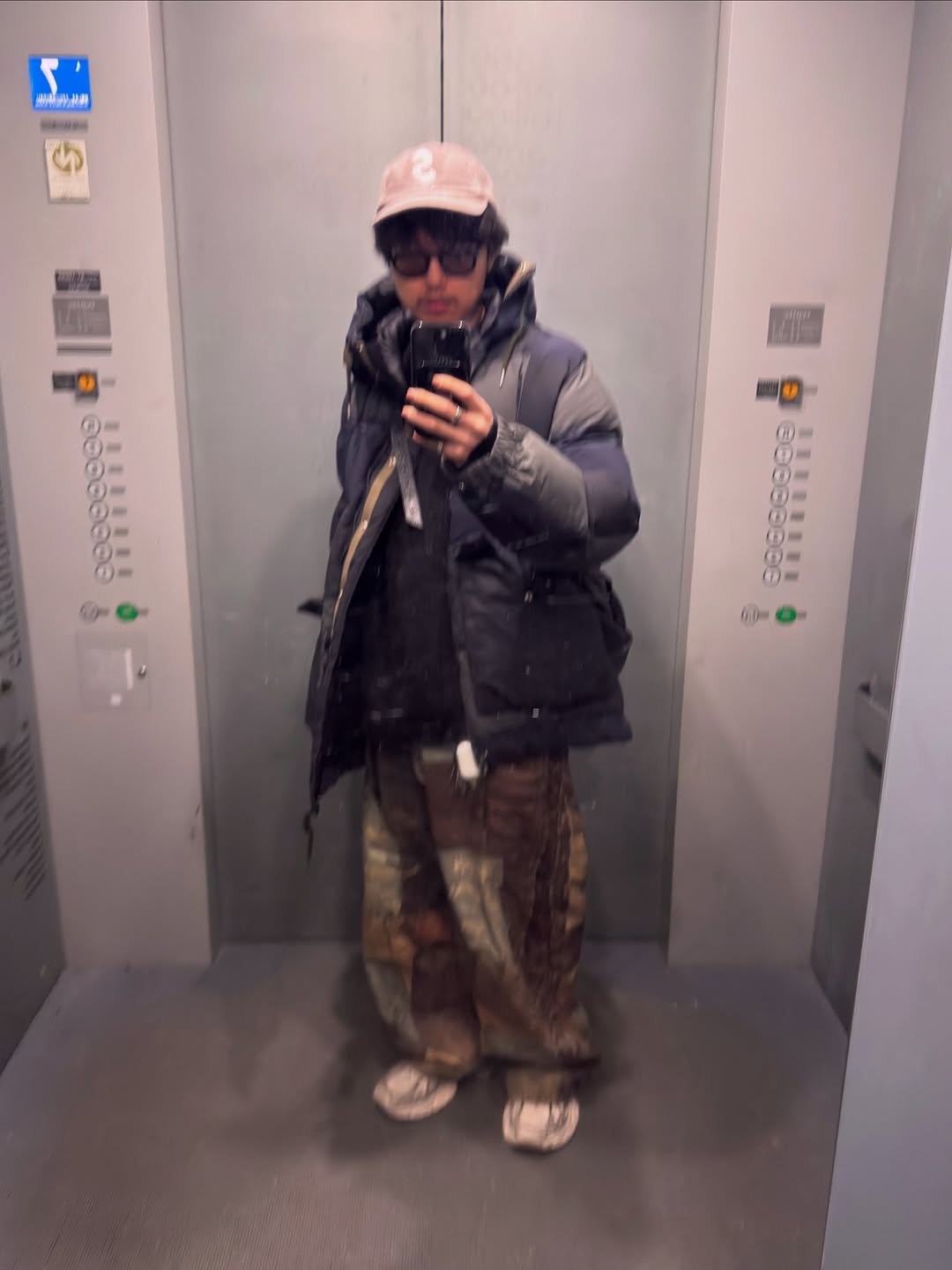 Photo by TOMO 渋谷 美容師  ハイトーン/ボブ 矢崎友也 on February 12, 2026. May be an image of duffle coat, parka, face mask and text.